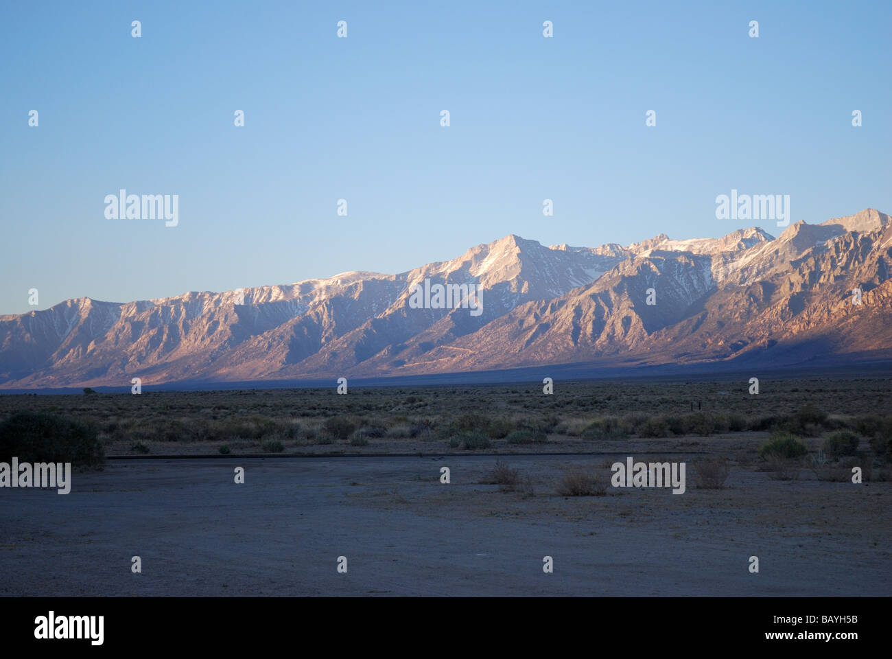 Sonnenaufgang über den Bergen der Sierra Nevada Unabhängigkeit CA Stockfoto
