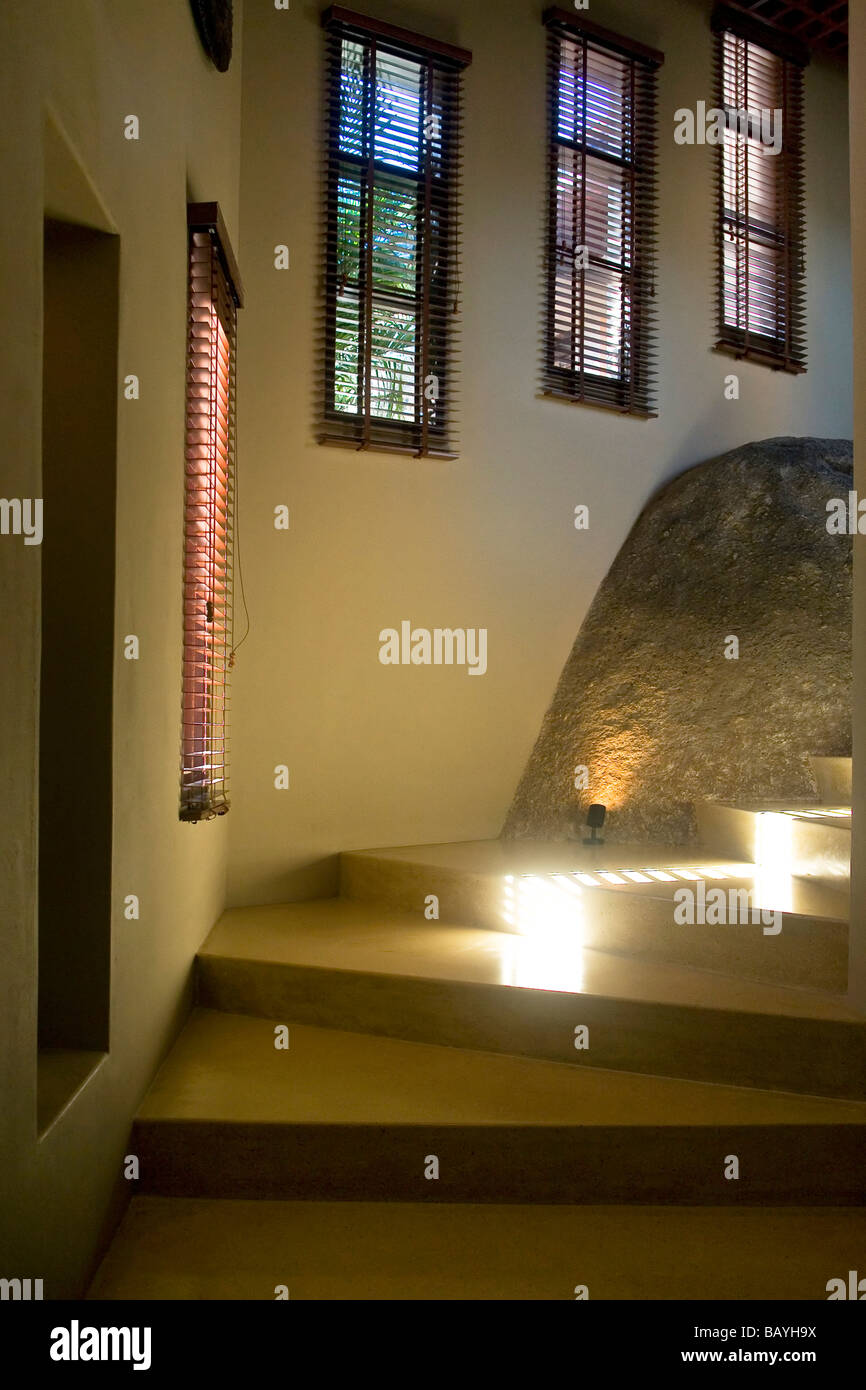 Die Innentreppe aus Stein ist ein modernes asiatisches Zuhause. Thailand S.E. Asien Stockfoto
