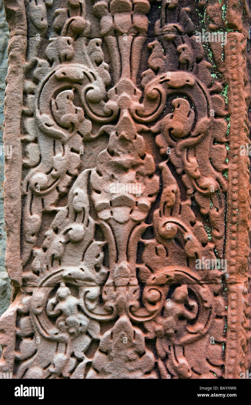 Basrelief Khmer Design geschnitzt in eine Wand Ta Prohm Tempel, Angkor, Kambodscha. Stockfoto