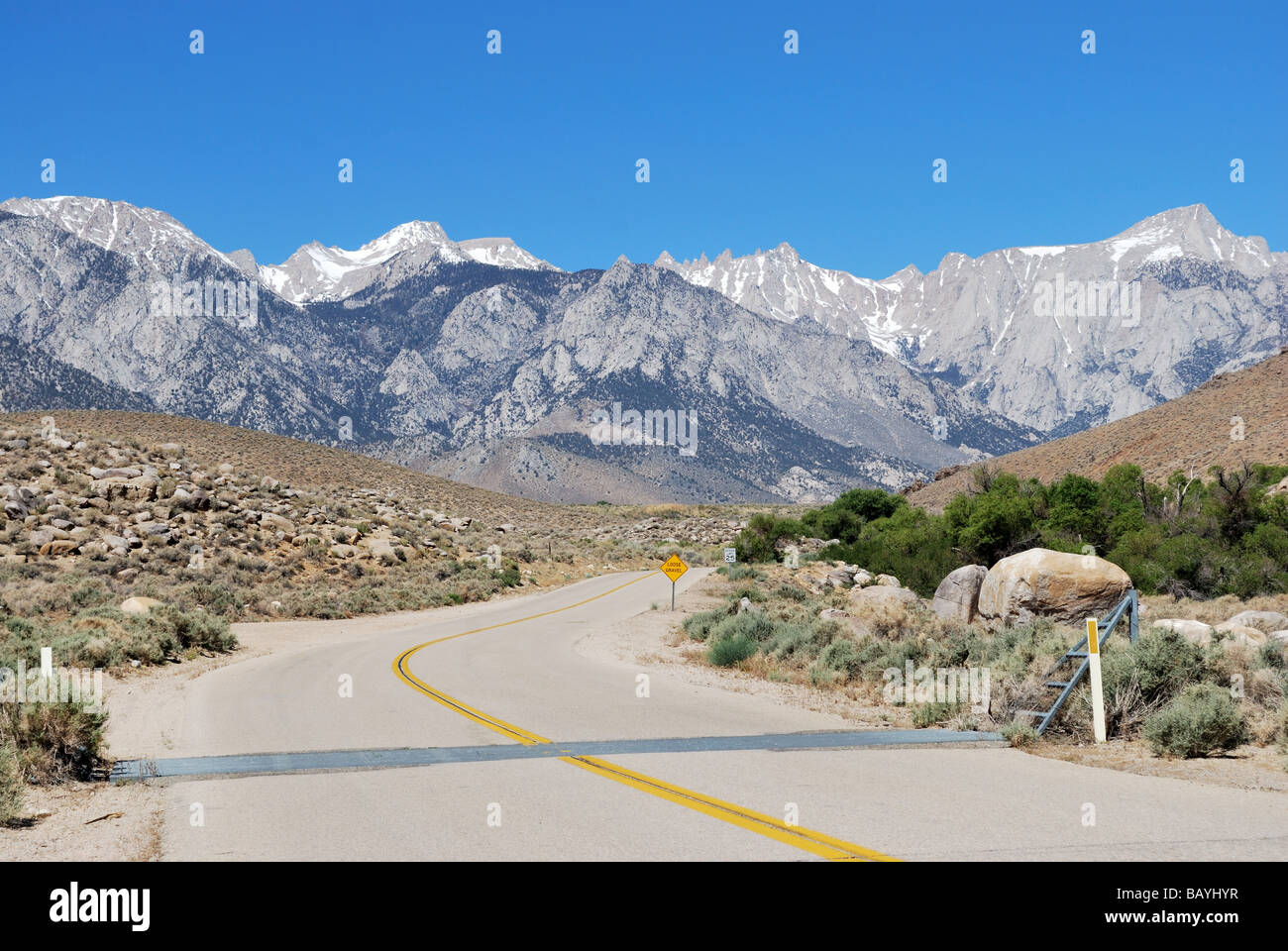 Lubken Canyon Road und Mount Whitney, fernen Gipfel in der Mitte, östliche Sierra Highway 395 in der Nähe von Lone Pine und Olancha Kalifornien Stockfoto