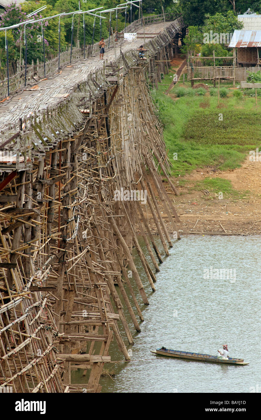 Holzbrücke über Kheuan Khao Laem Stausee Sangkhlaburi thailand Stockfoto