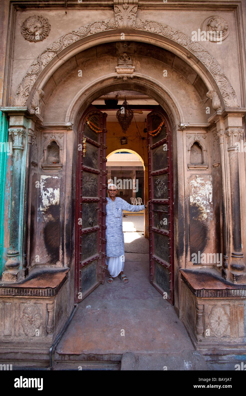 Alter Mann in einer alten Tür in Alt-Delhi Indien Stockfoto