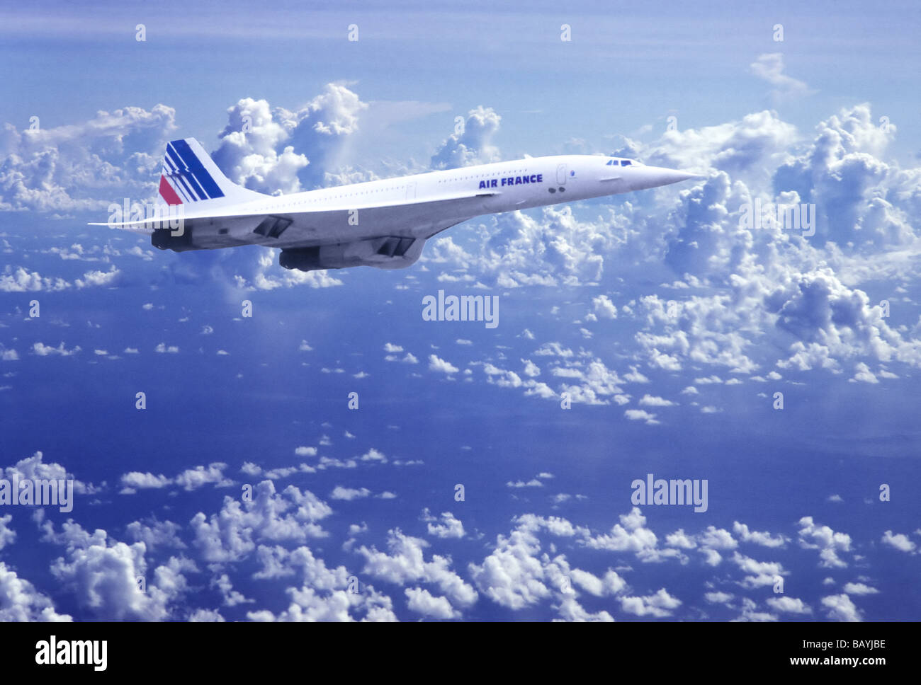 Concord Flugzeug fliegen in Höhe über den Wolken Stockfoto