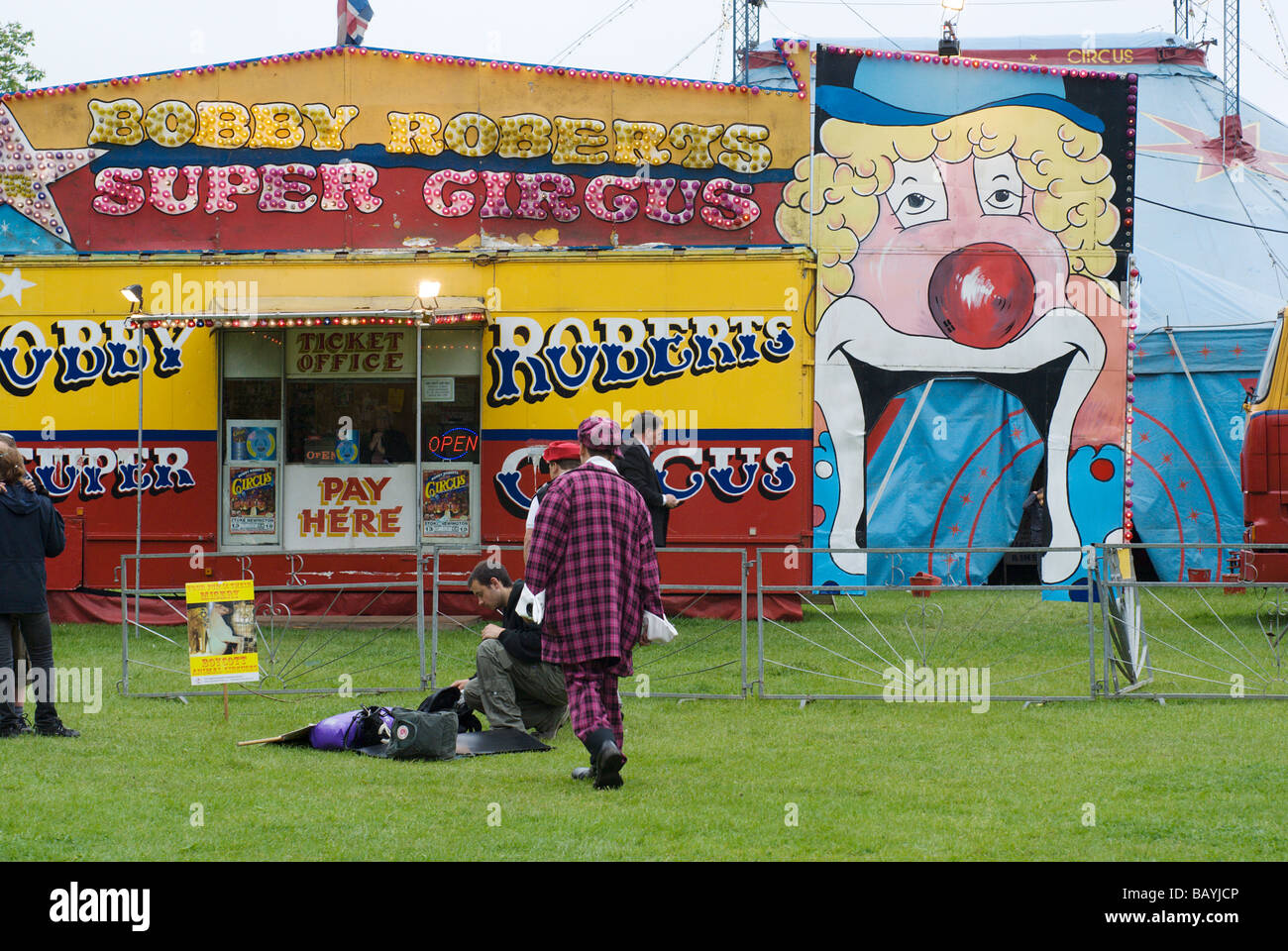 Kasse und Eingang in einem Wanderzirkus mit Clown in einem Londoner park Hackney England UK Großbritannien Stockfoto