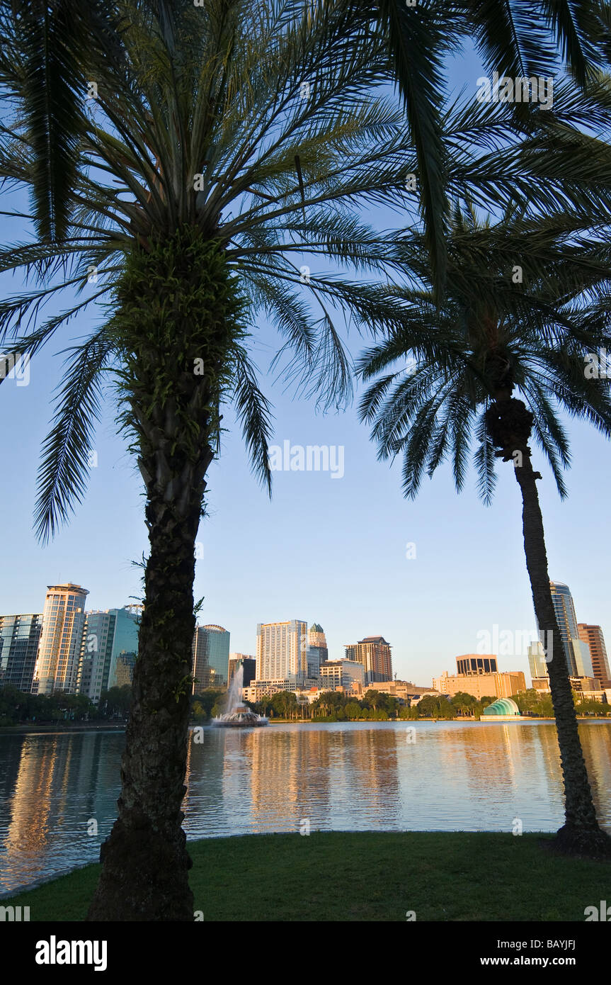 Die Skyline der Innenstadt Orlando Florida spiegelt sich in Lake Eola Stockfoto