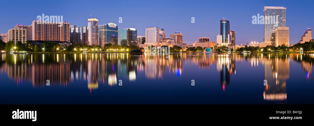Die Skyline der Innenstadt Orlando Florida spiegelt sich in Lake Eola Stockfoto