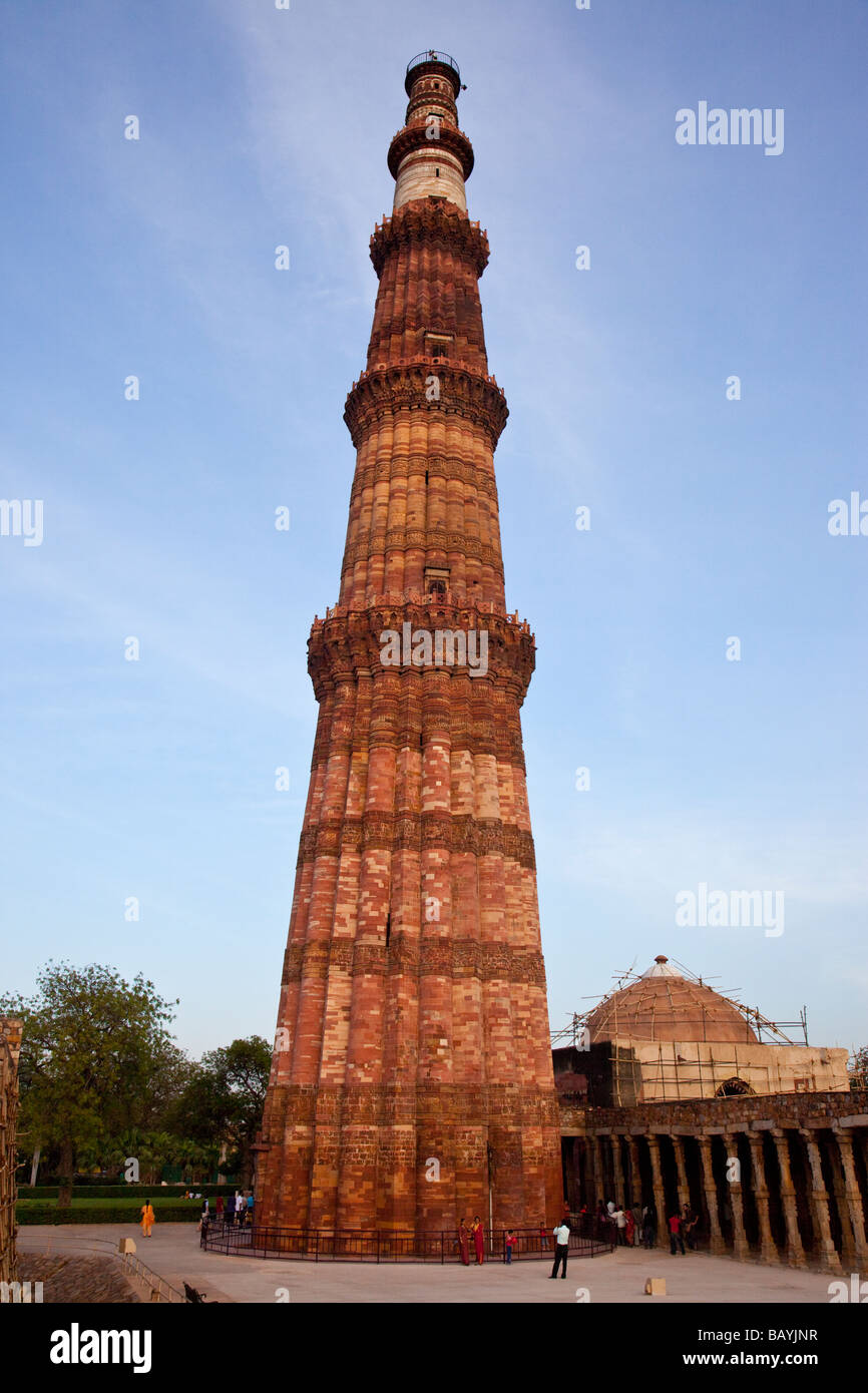 Qutub Minar durch einen Bogen in Delhi Indien Stockfoto