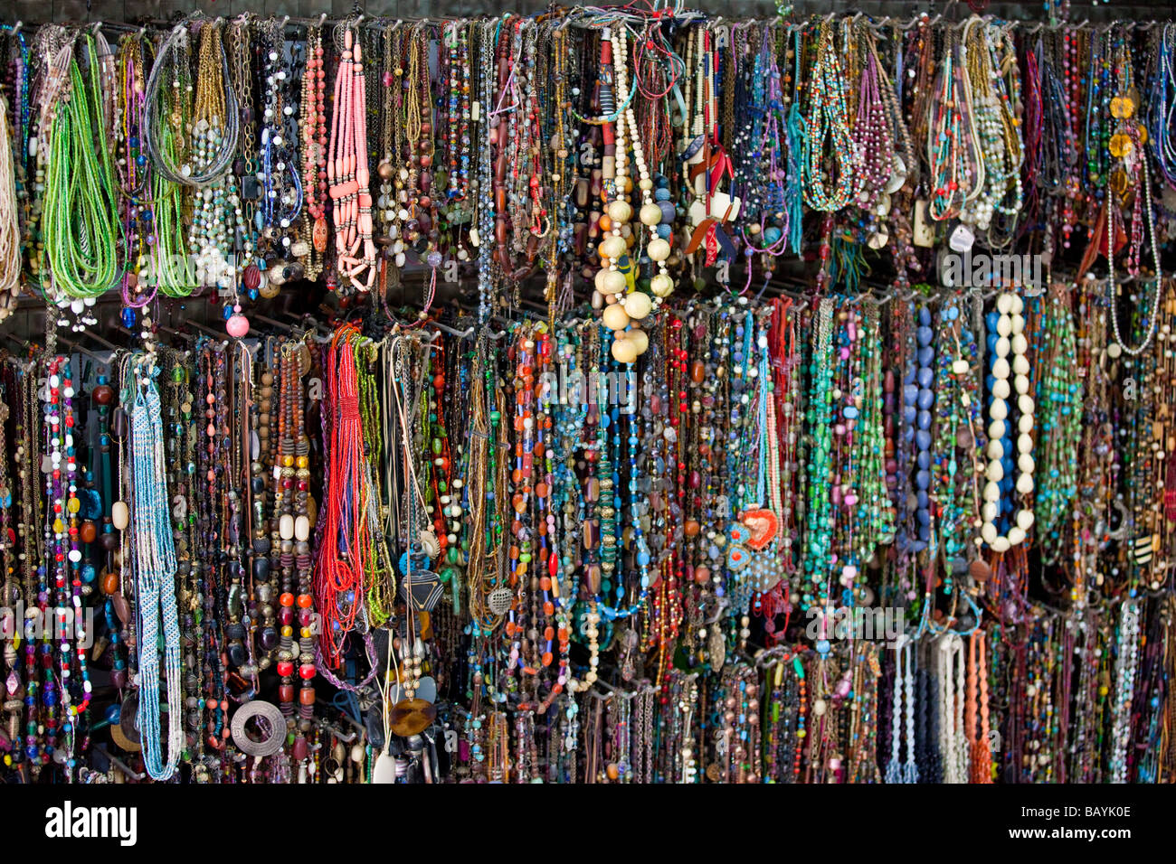 Indische Ketten in einem Souvenirladen in Paharganj in Delhi Indien  Stockfotografie - Alamy