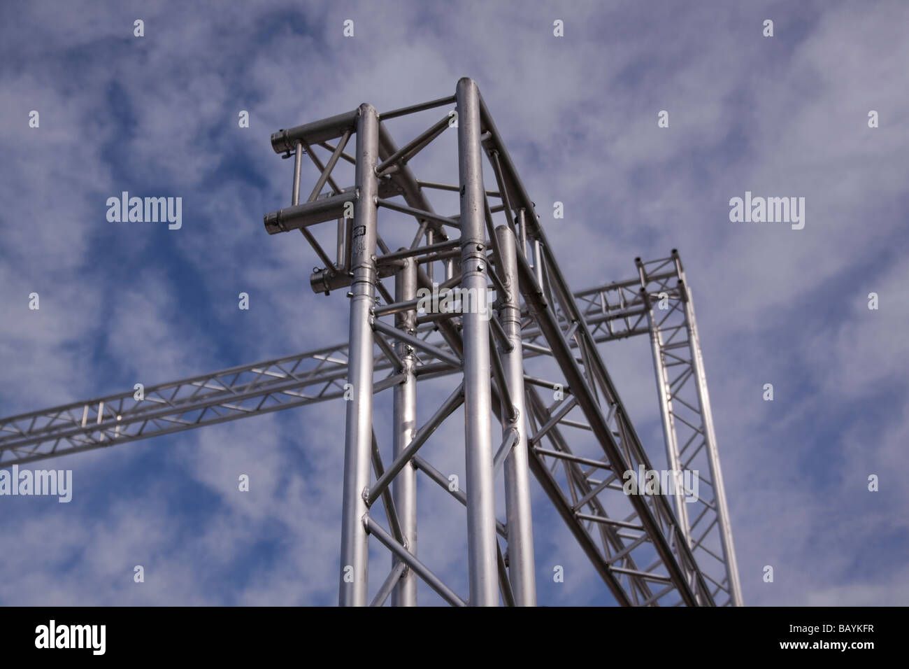 Röhrenförmige Aluminiumrahmen bilden Struktur des temporären Outdoor-Konzertbühne. Stockfoto