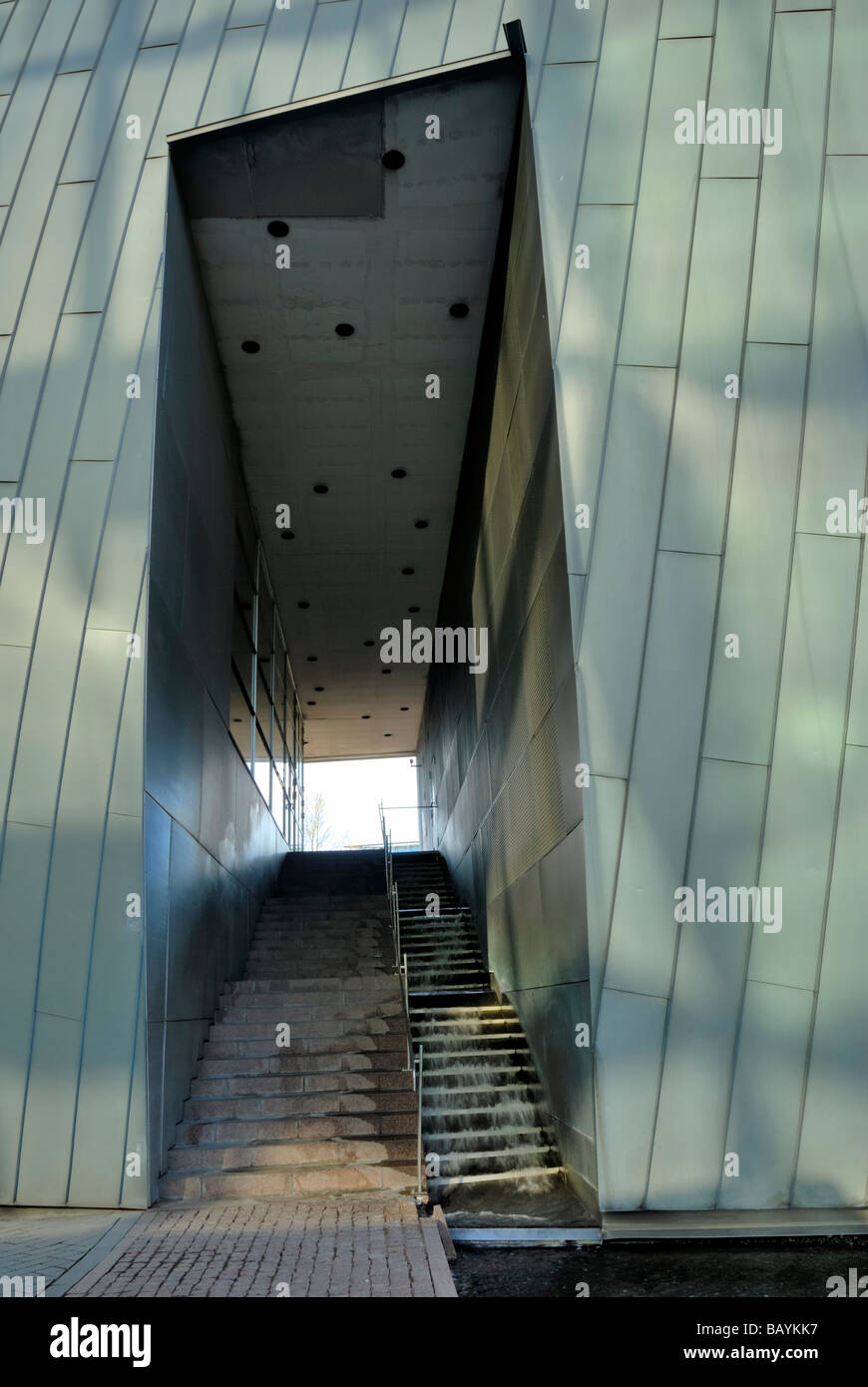 Das Treppenhaus und der Wasserfall durch den Bau der modernen Kunstmuseum Kiasma. Helsinki, Finnland, Skandinavien, Europa. Stockfoto