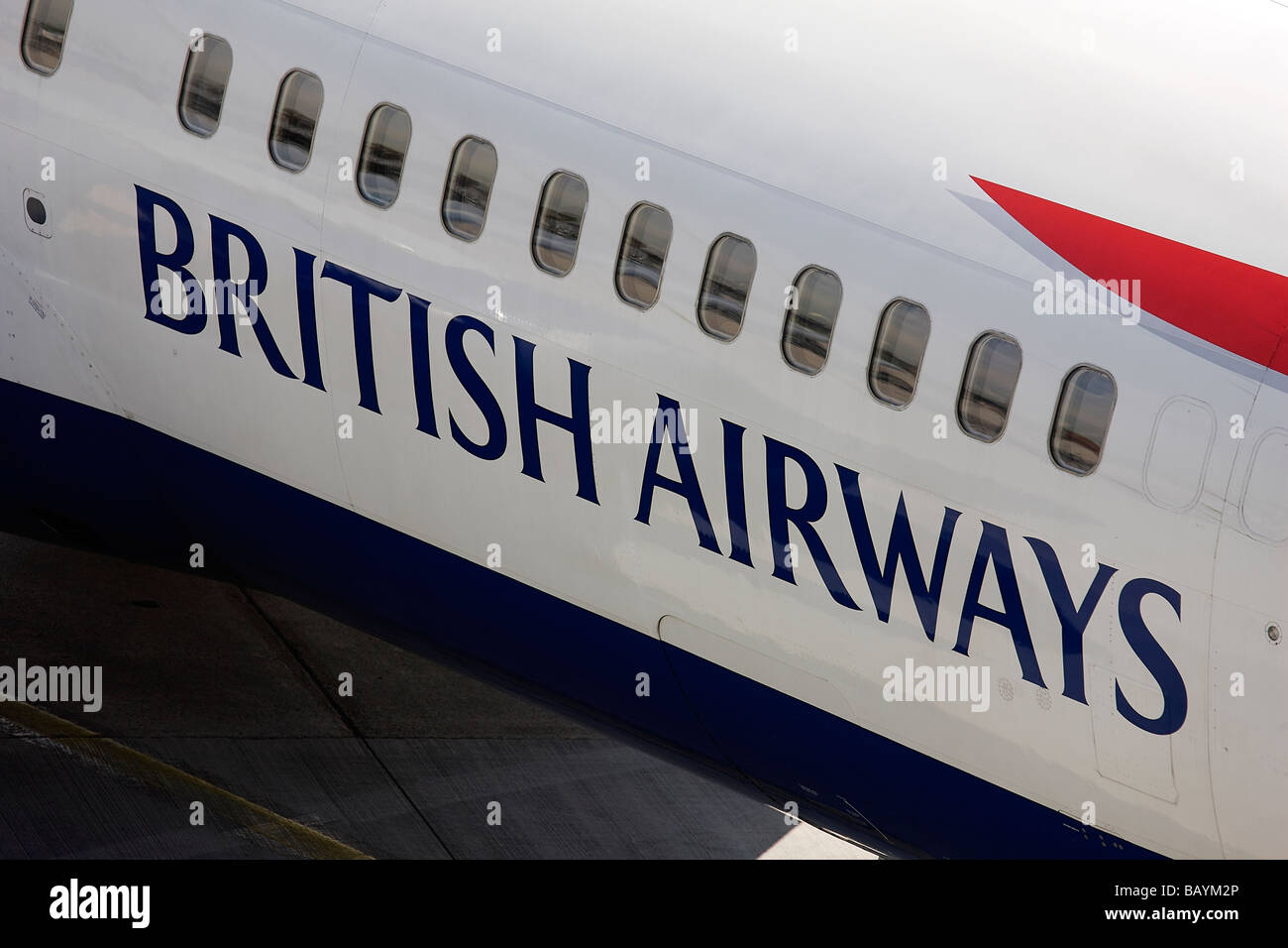 British Airways Zeichen und Kabine Fenster entlang dem Rumpf ein Düsenflugzeug Stockfoto