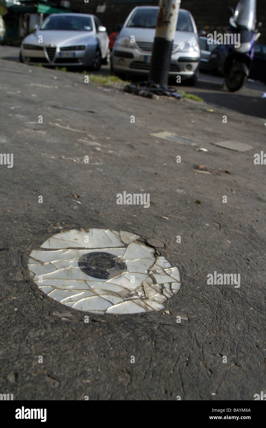 eine alte beschädigte cd Compcat Disk auf Fahrbahn Stockfoto