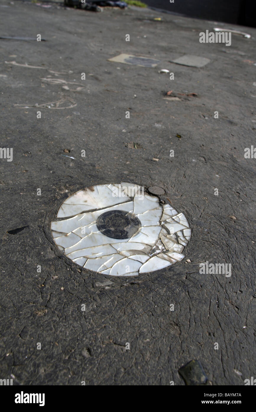 eine alte beschädigte cd Compcat Disk auf Fahrbahn Stockfoto
