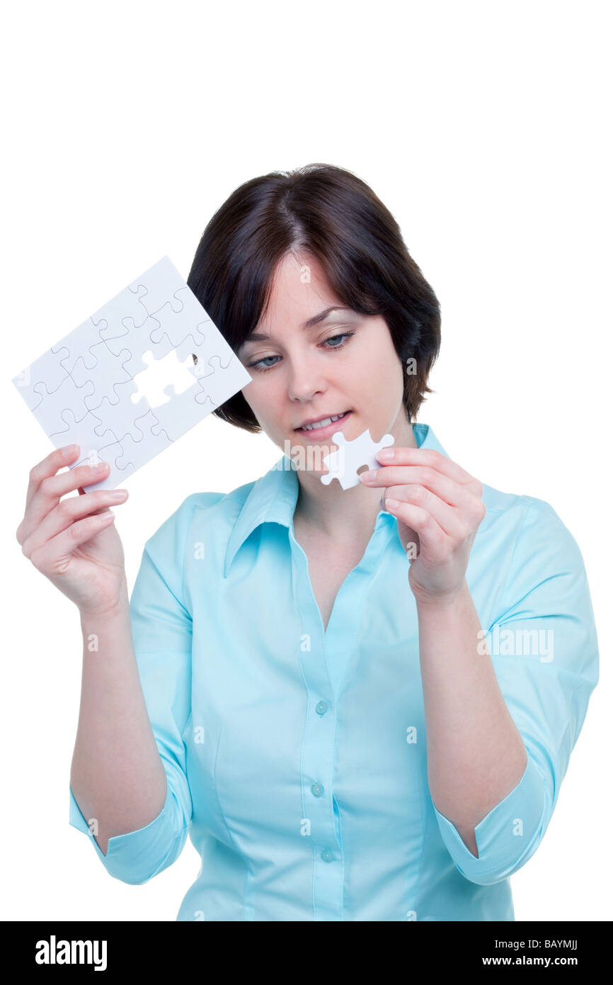 Frau hält das fehlende Stück eines Puzzles isoliert auf weißem Hintergrund Stockfoto