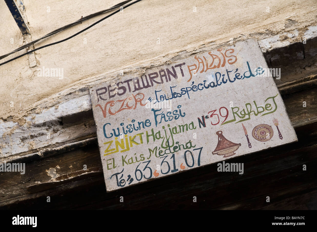 Palais Vizir Restaurant anmelden. Toutes spécialité de Cuisine Fassi - d. h. alle Spezialitäten der Fes Küche Stockfoto