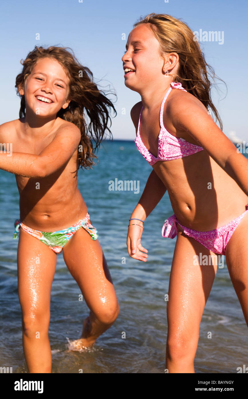 Hübsche Kinder Spiel und Spaß am Strand. Plage de Pampelonne