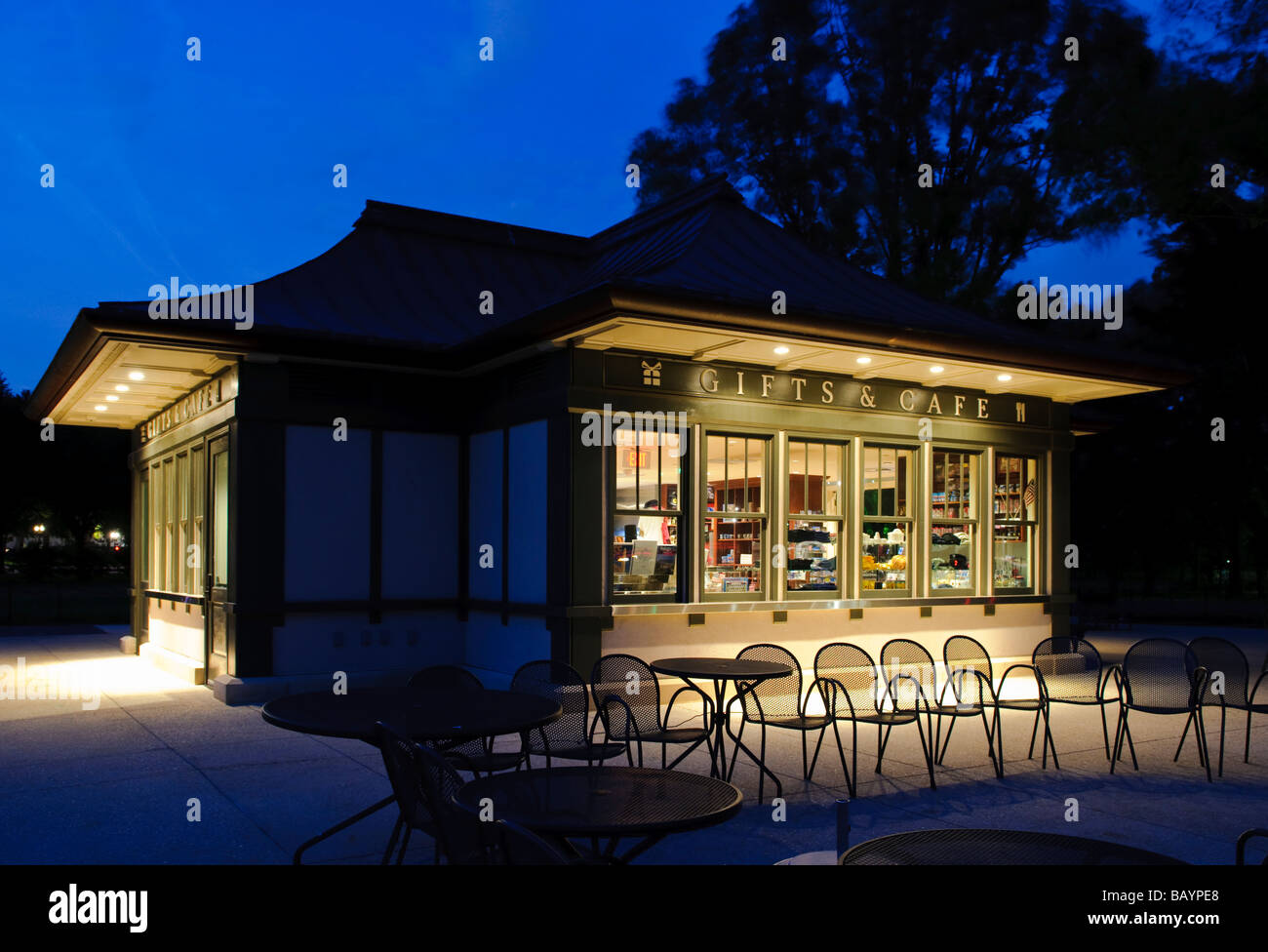 Ein Washington DC Tourist Shop und Café in der Dämmerung Stockfoto