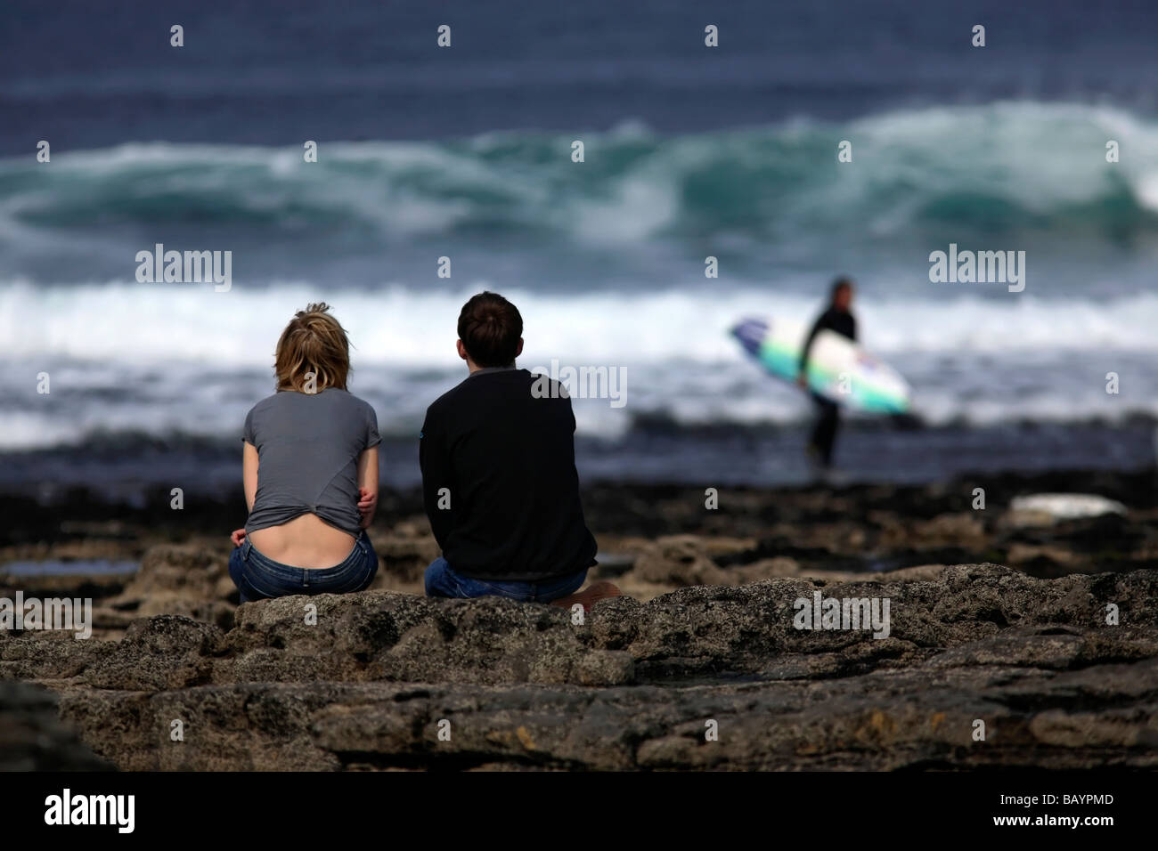 Paar beobachten Board Wave Surfer lassen Wasser Westport Bay County Mayo Irland Stockfoto