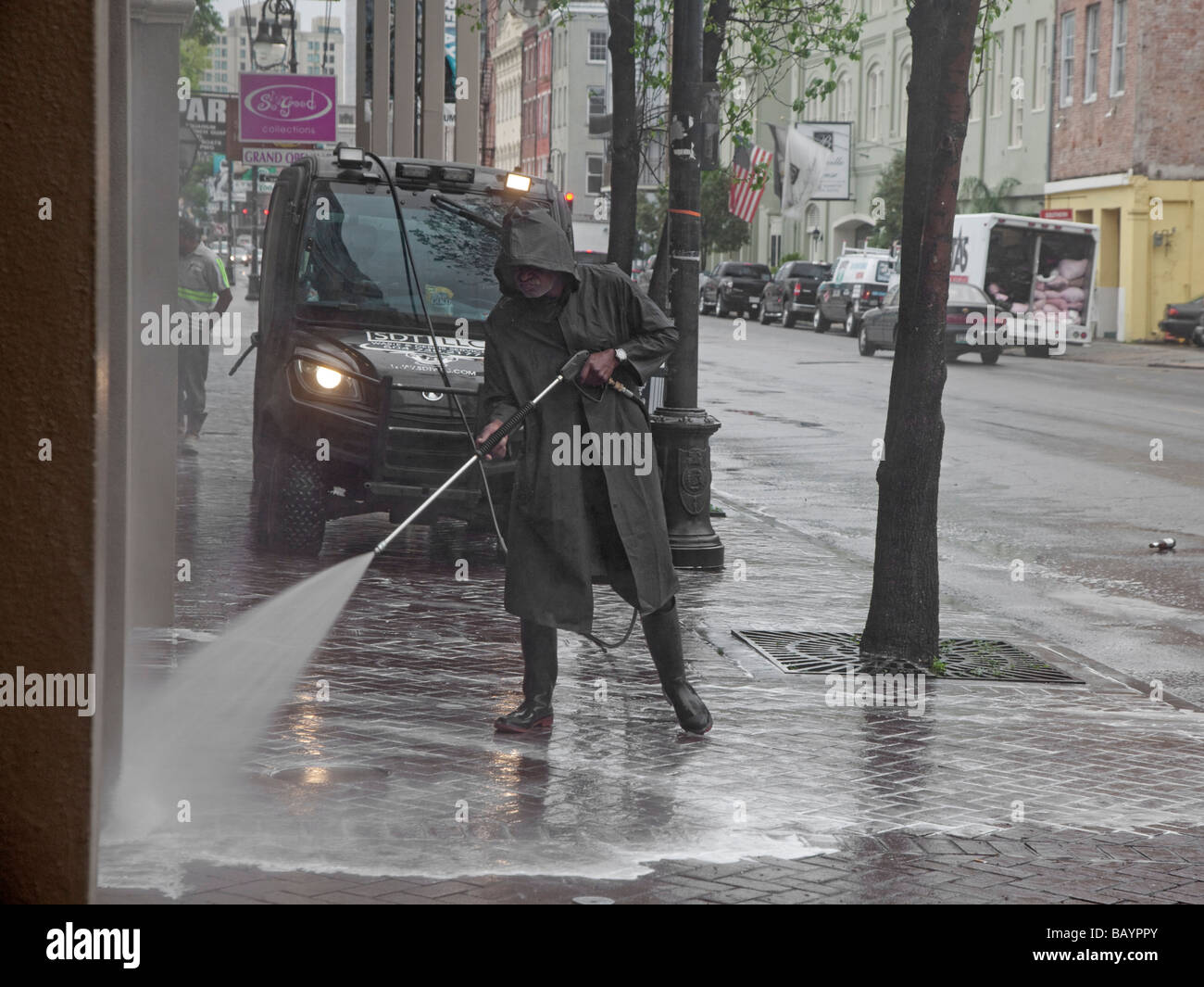 New Orleans Louisiana A Arbeiter wäscht den Bürgersteig im French Quarter Stockfoto