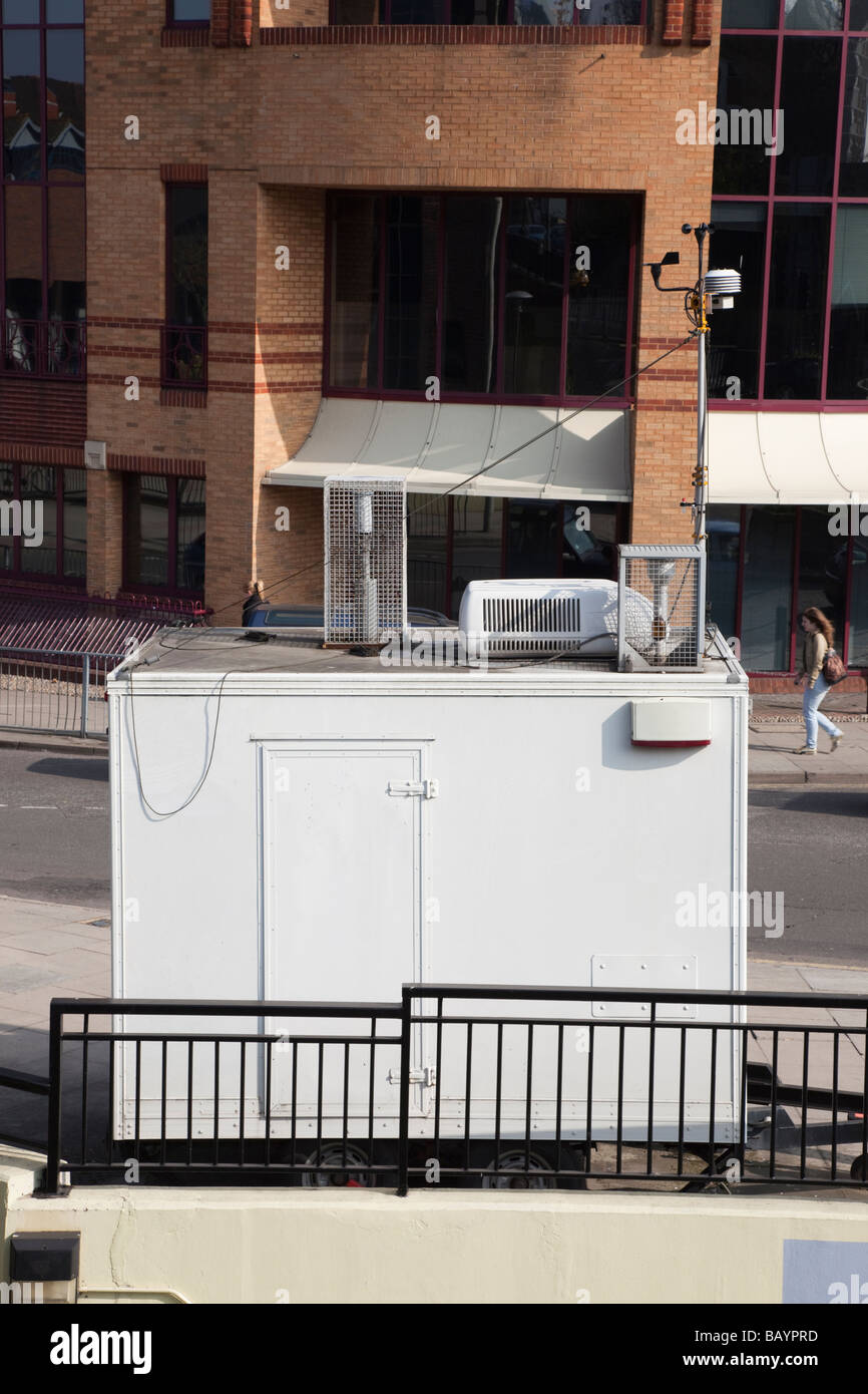 Am Straßenrand mobile Luftqualität monitoring-Station neben Stadt Straße Stockfoto
