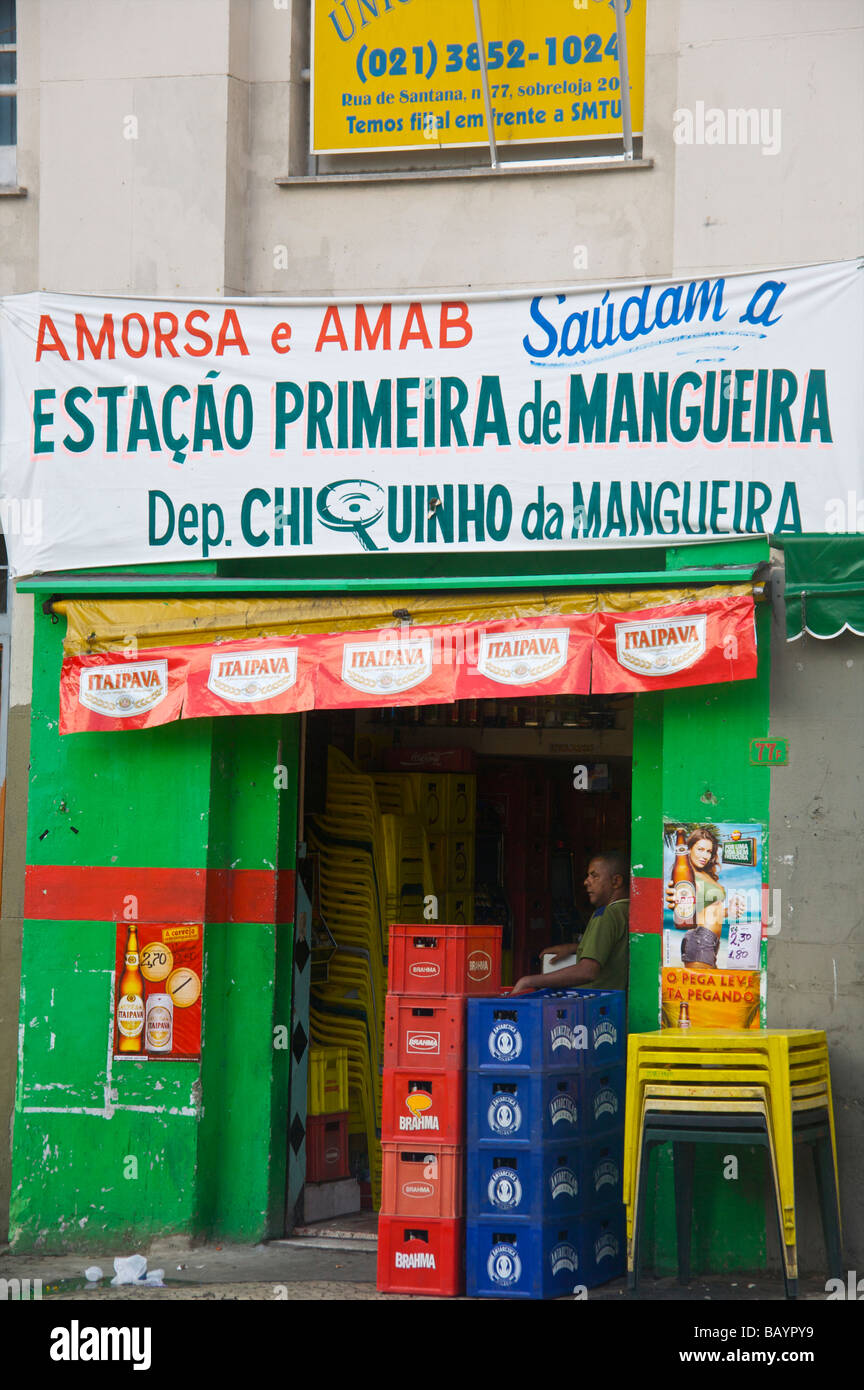 Eine Bar in einem armen Stadtteil von Rio De Janeiro-Werbung für Sambaschule Mangueira Stockfoto