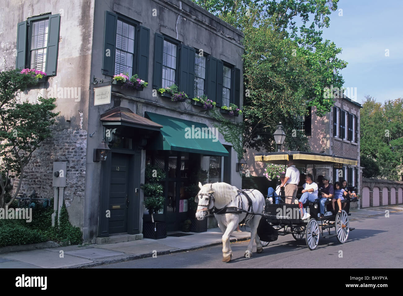Pferdekutsche mit touristischen Sehenswürdigkeiten Menschen in dem historischen Viertel von Charleston South Carolina Stockfoto