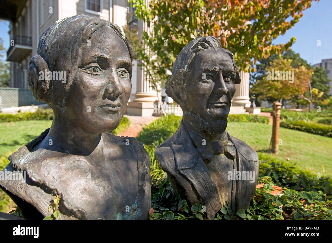 Statue von Jefferson Davis und seine Frau Varina auf dem Gelände der Warren County Courthouse Stockfoto