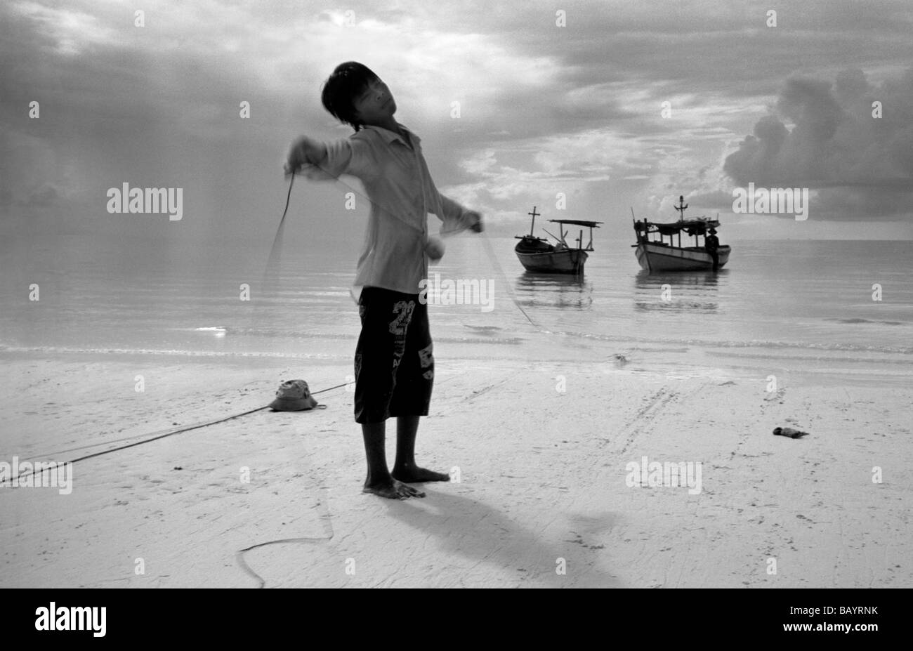 Die Fischer fangen Fische in der Nähe der Ufer mit Netzen an der Insel Phu Quoc, Vietnam. Stockfoto