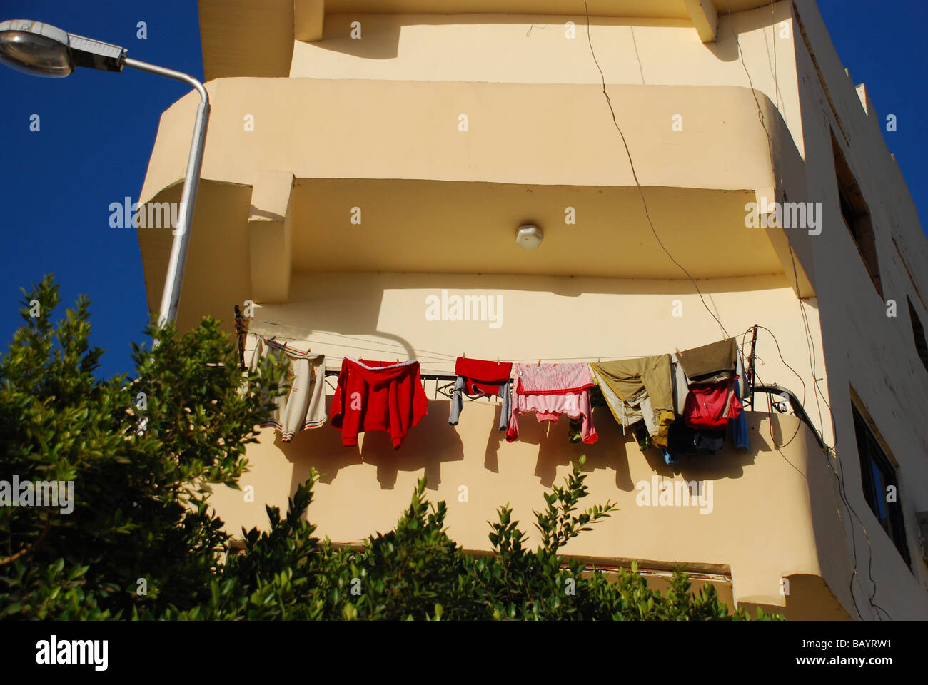 Wäscheständer auf ein Wohnhaus in Luxor, Ägypten Stockfoto