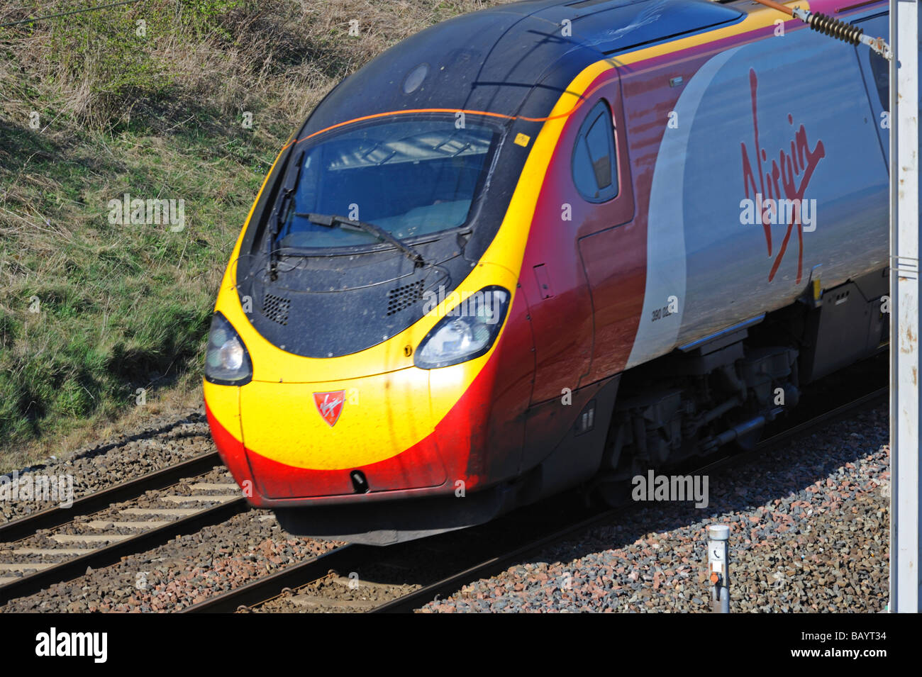 British Rail Class 390 "Pendolino", Elektrischer Triebzug, Anzahl 390 028 "Stadt der Preston", mit Geschwindigkeit. Cumbria, England. Stockfoto
