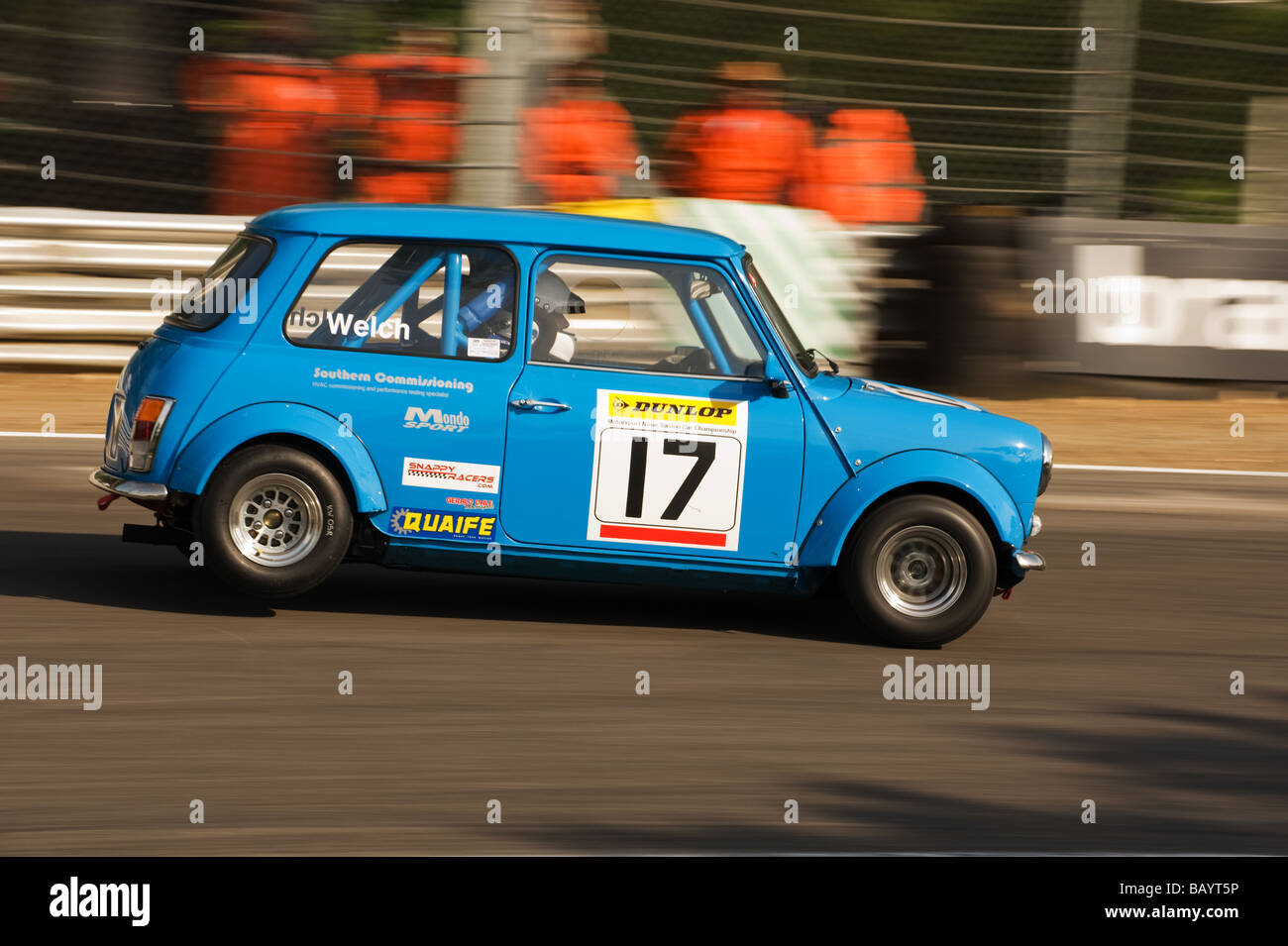 Blau Mini Racing auf dem richtigen Weg Stockfoto