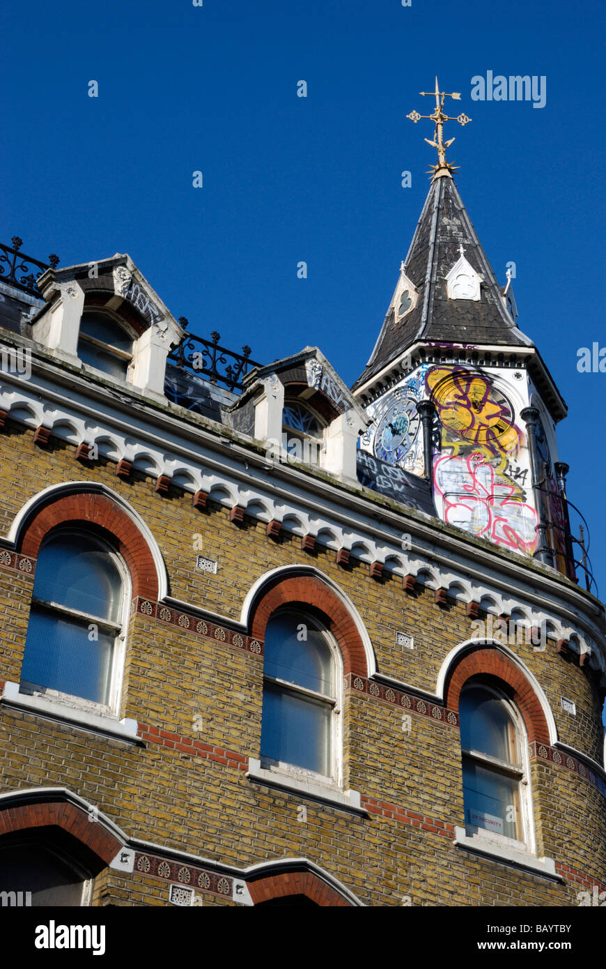 Ehemalige Railway Hotel und sechs einseitig Uhrturm in Atlantic Road Brixton London Stockfoto