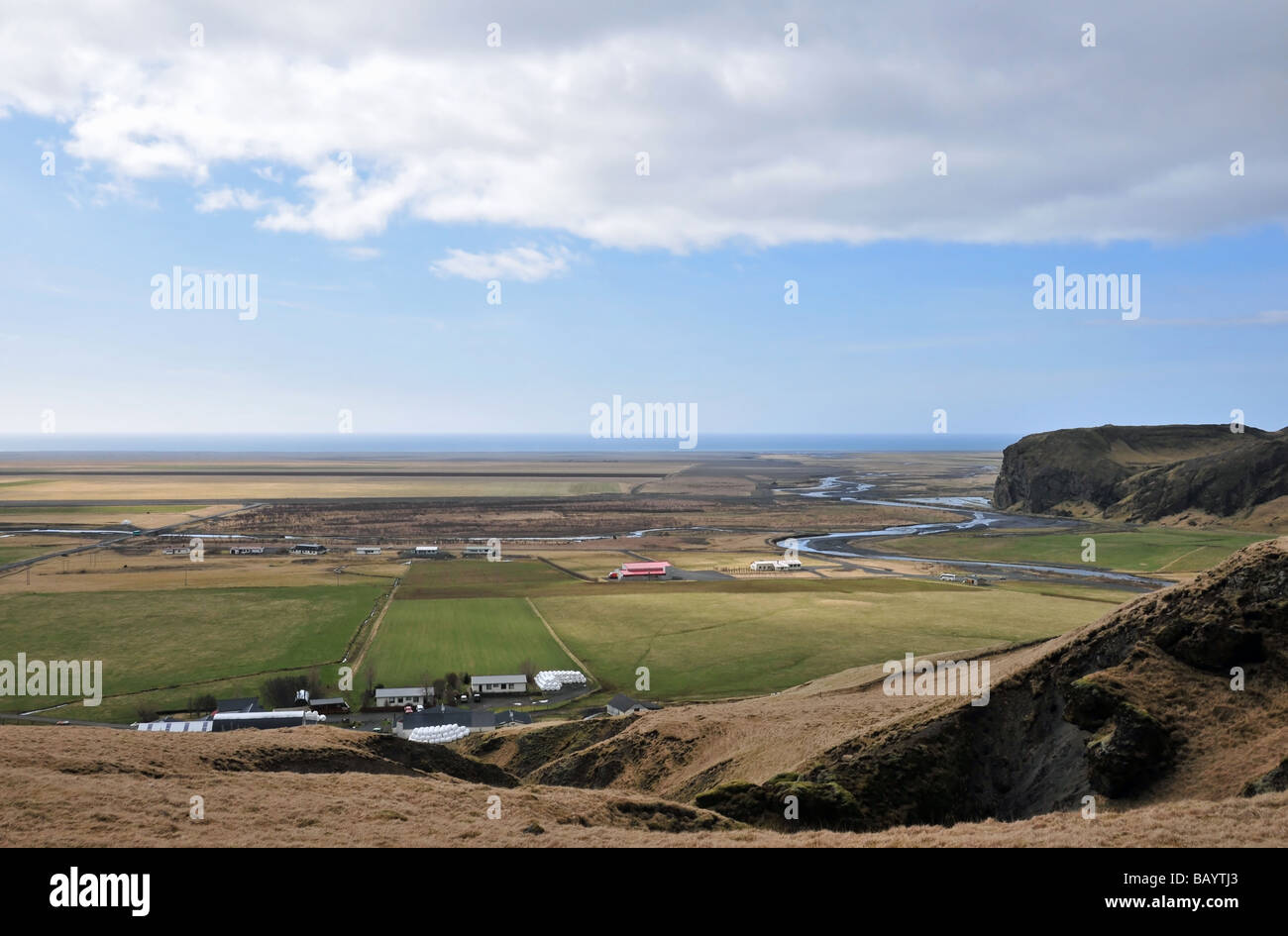 Die Küstenebenen und ehemaligen Küstenlinie des südlichen Island, Blick nach Süden, von den Klippen in der Nähe der Skogafoss-Wasserfall Stockfoto