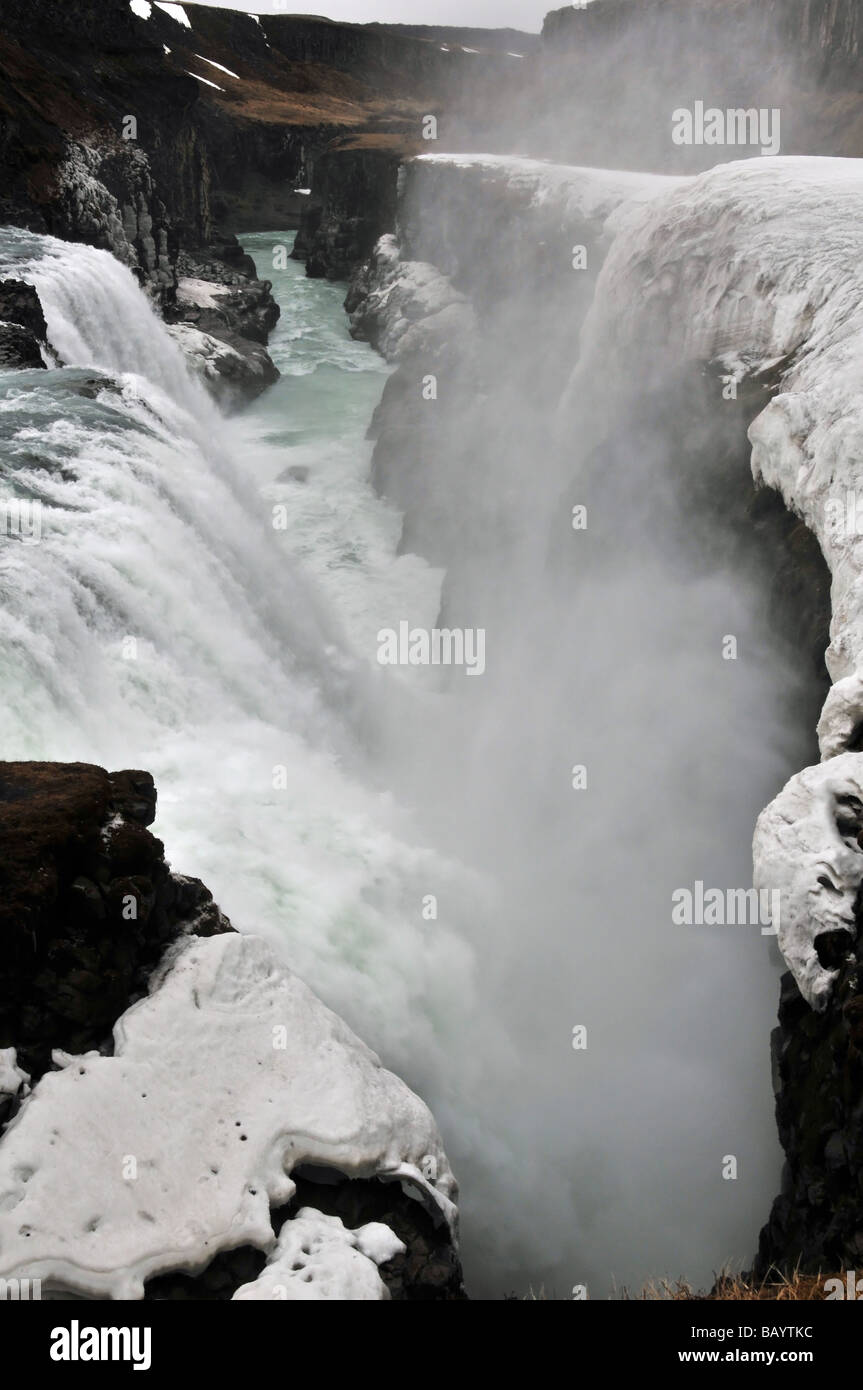 Die Wildwasser-Kaskade und schmalen Spalt am Fuße der unteren Stufe der Gullfoss Wasserfall, Southern Island Stockfoto