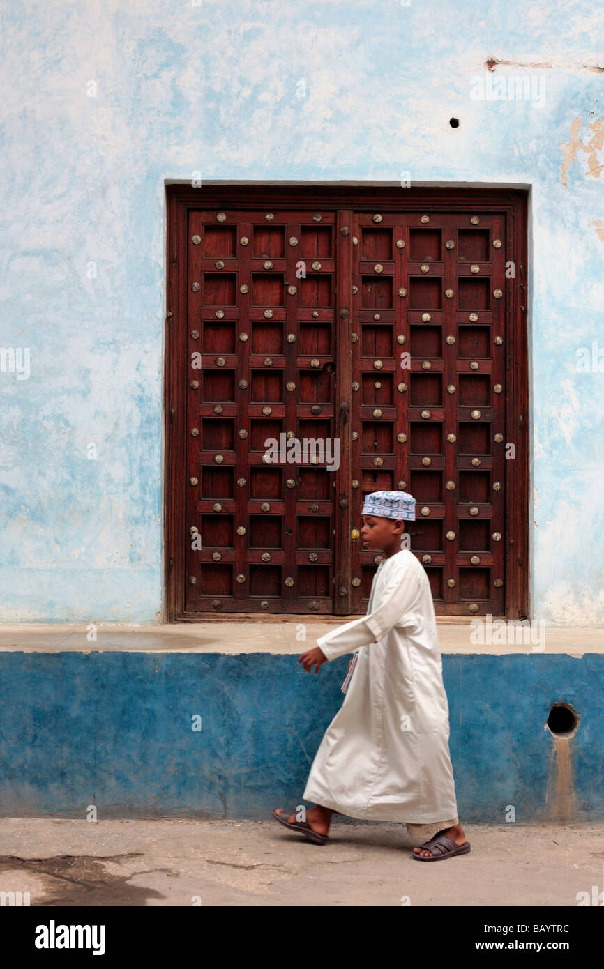 Jungen auf seinem Weg um die Madrassa in Stone Town Sansibar Stockfoto