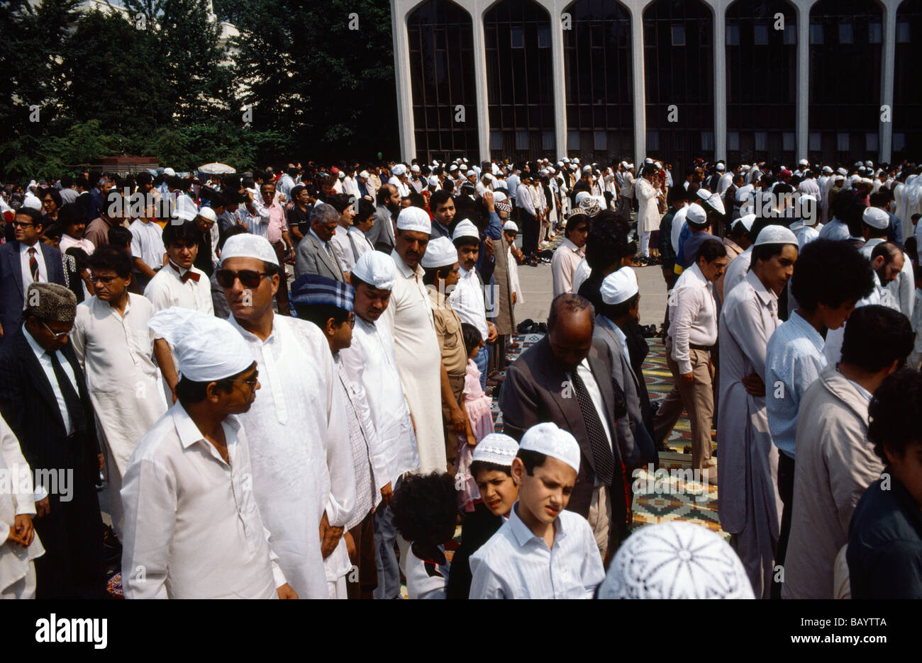 Regents Park London Muslime gehen zum Gottesdienst am Eid Stockfoto