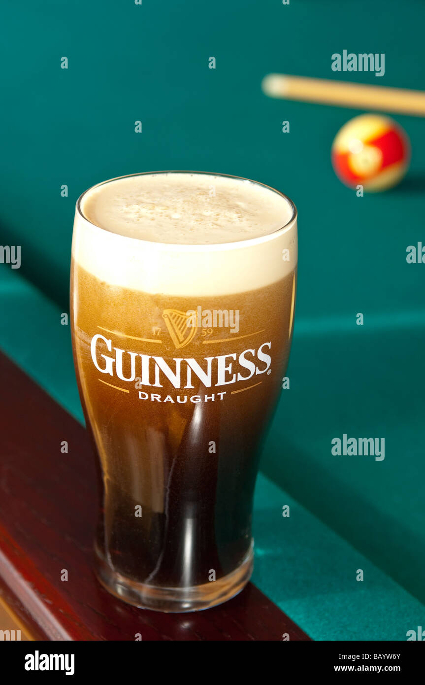 Ein Pint Guinness in einem Glas an Pool-Tisch Stockfoto