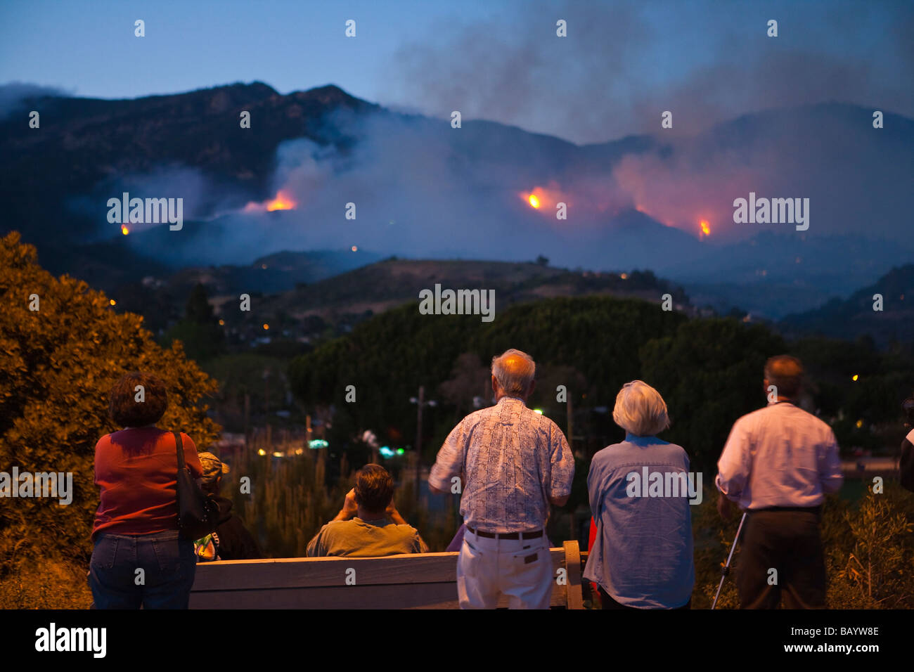 ansässigen beobachten Sie den Fortschritt von der Jesusita Feuer Santa Barbara Kalifornien Vereinigte Staaten von Amerika Stockfoto