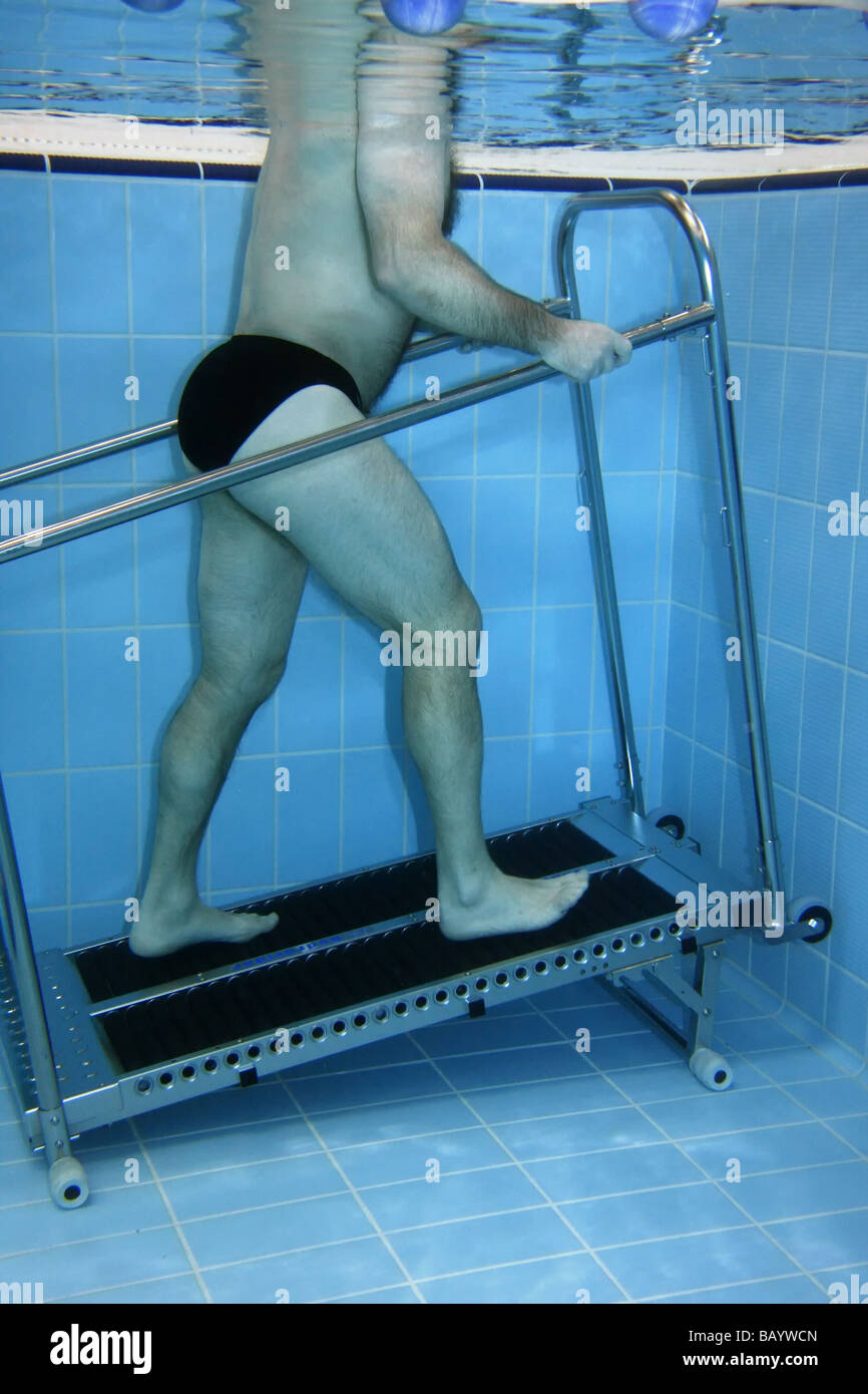 Unterwasser Foto Mann auf einem Laufband trainieren Stockfoto