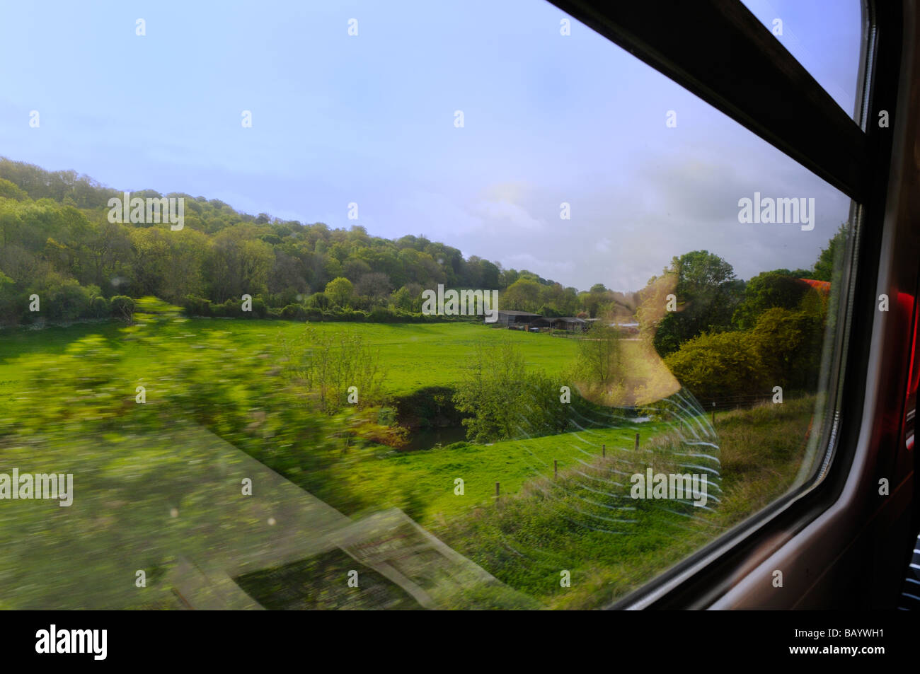 Reflexion der Passagiere im Zugfenster vorbei Wiltshire Landschaft England Stockfoto