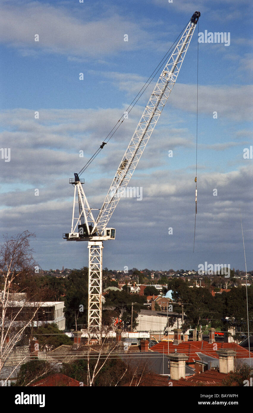 Industriekran in vorstädtischen Landschaft Stockfoto