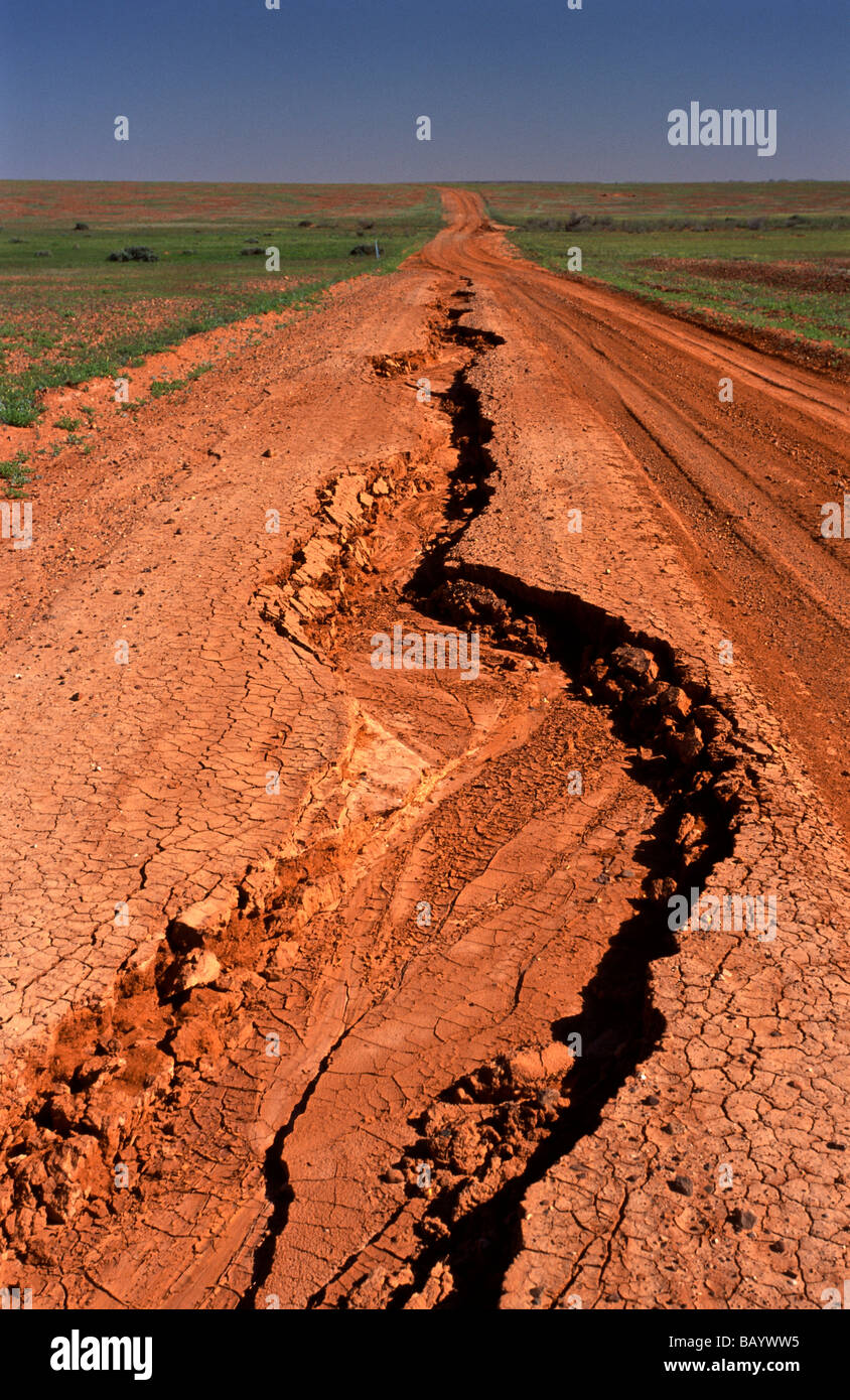 Auswaschung auf Station Weg, Outback Australien Stockfoto
