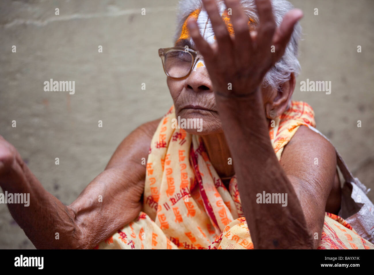 Alte hinduistische heilige Frau betteln in Varanasi, Indien Stockfoto
