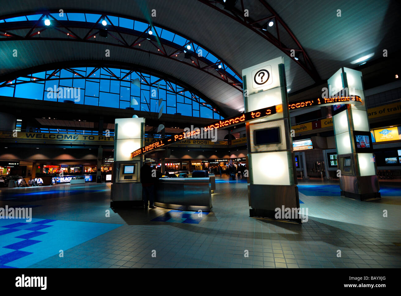 Die LED-News-Crawler am Informationsschalter befindet sich in der Haupt-Lobby des Pittsburgh International Airport, Pittsburgh, PA Stockfoto