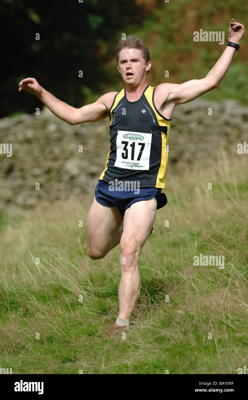 Ein fiel Läufer während des Rennens Guides in Grasmere Country Sports im englischen Lake District Stockfoto