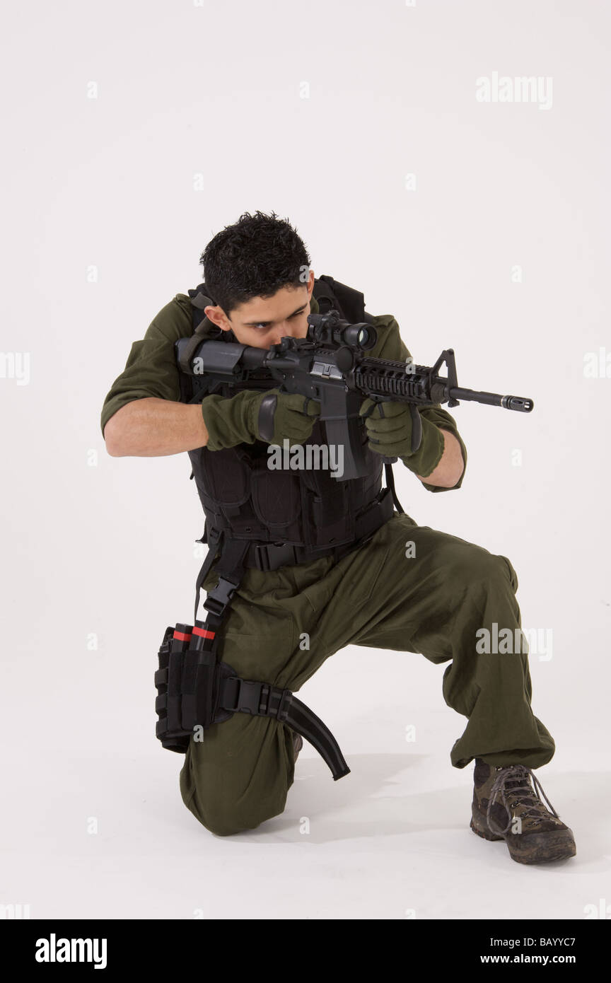 SAS-Soldat in hockender Schussposition Stockfoto