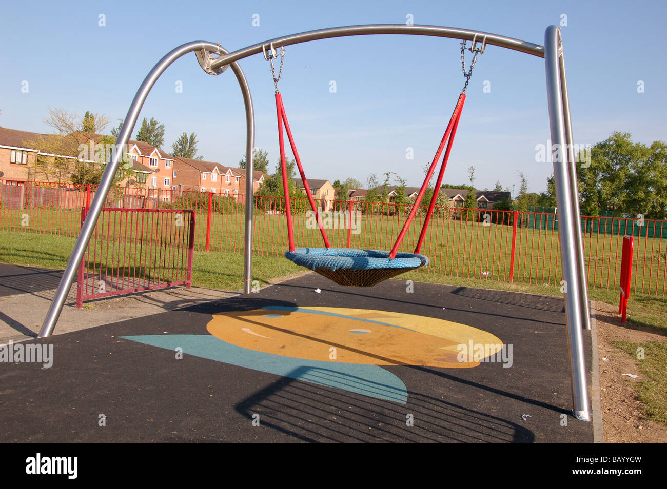 Eine extra breite schwingen die Kinder spielen eingeschliffen Grove Park, Colindale, London, England, Vereinigtes Königreich Stockfoto