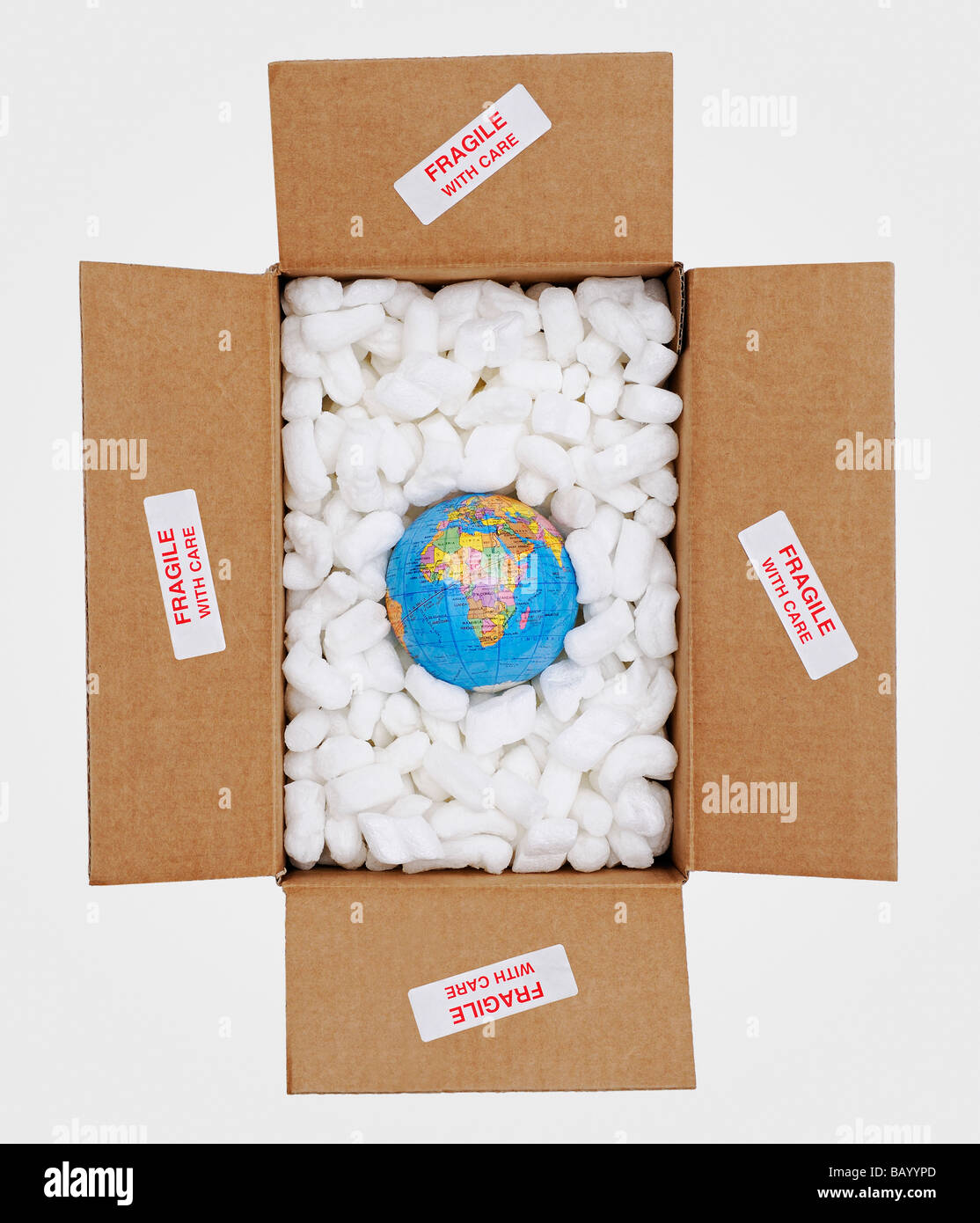 Globus in offenen Karton umgeben von schützenden Verpackung und markiert so zerbrechlich Stockfoto