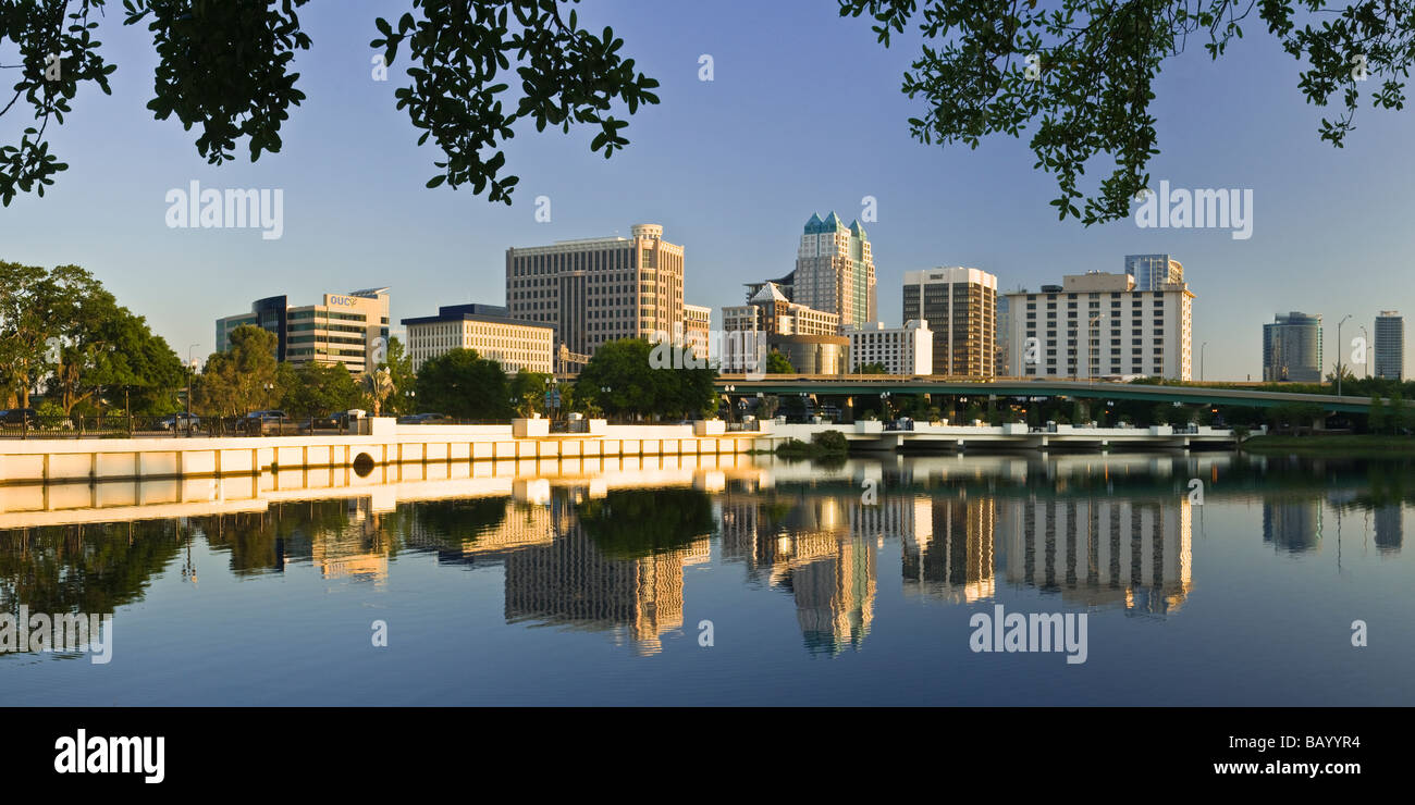 Die Skyline der Innenstadt Orlando Florida spiegelt sich in Lake Eola Stockfoto