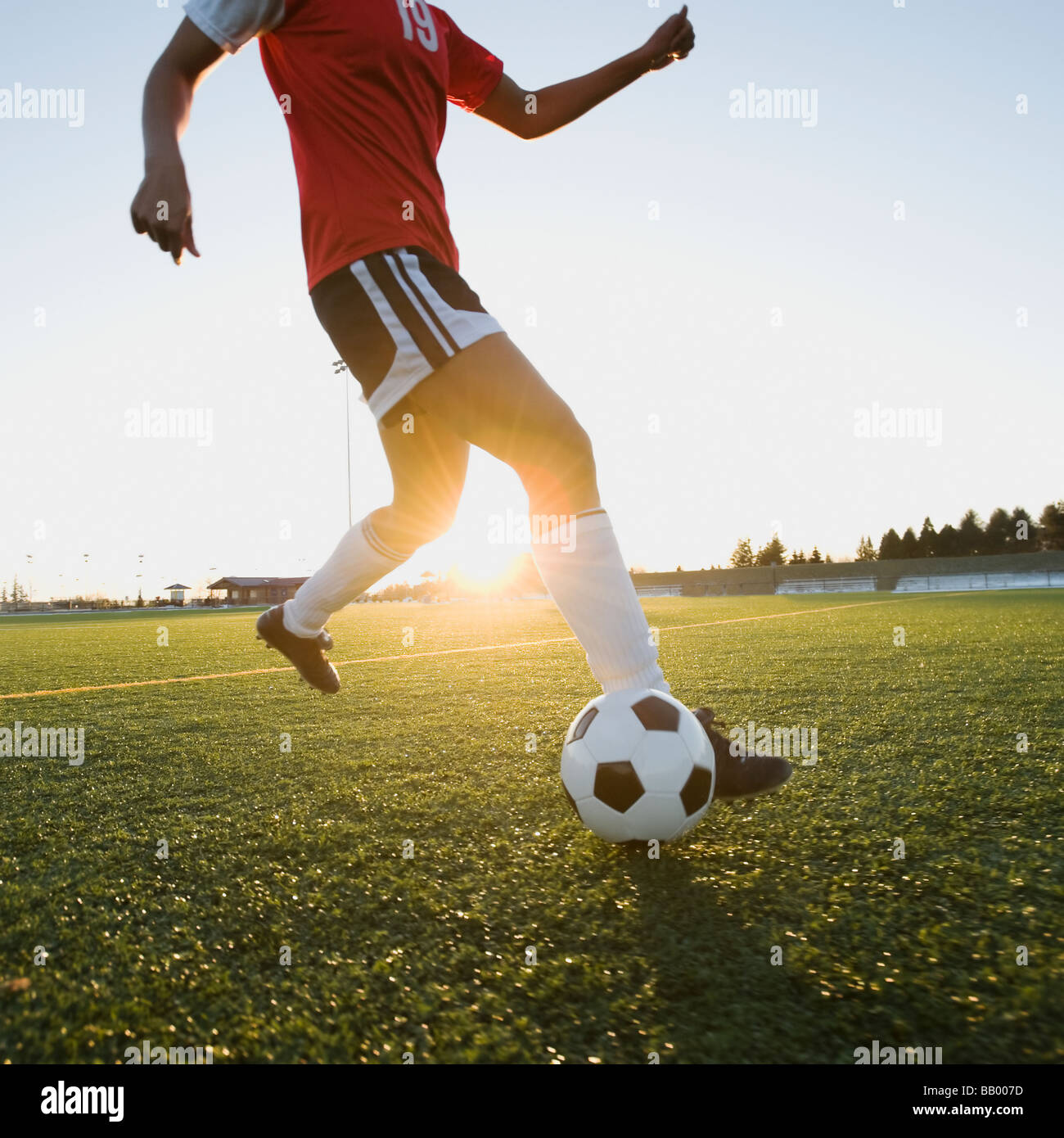 Gemischte Rassen Frau treten Fußball Stockfoto